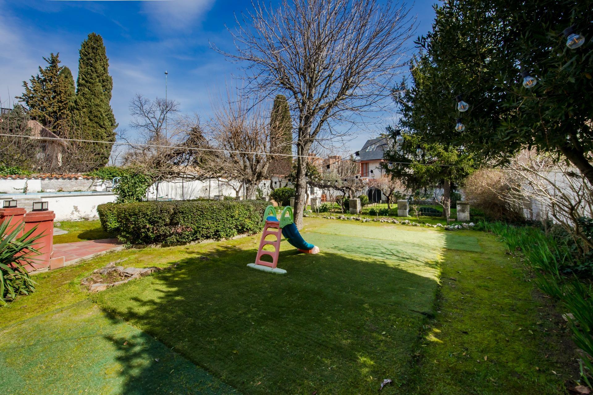 Preciosa casa chalet adosada, disponible a la venta