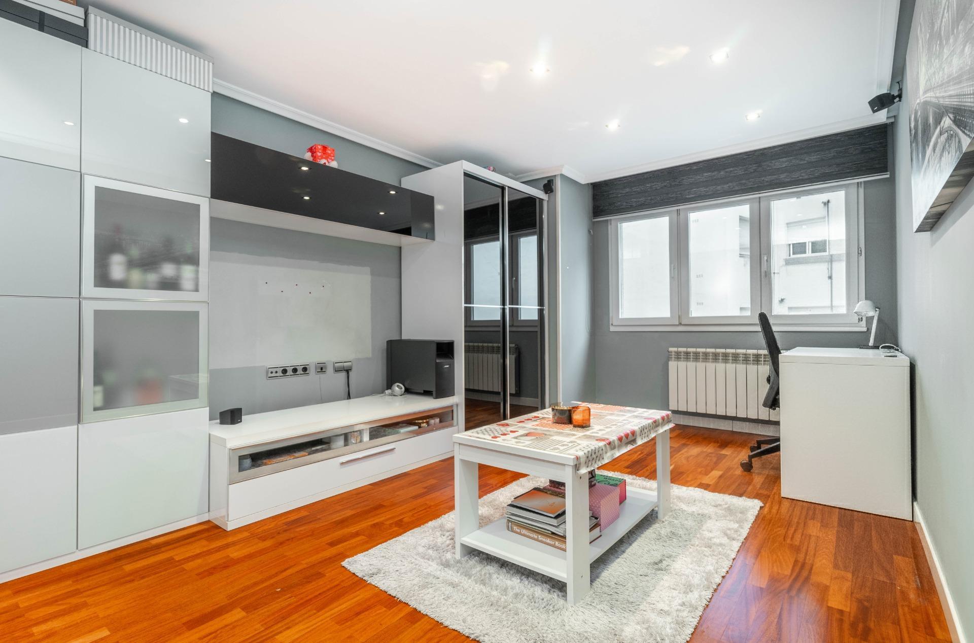 Espectacular piso de una habitación con pza. de garaje en Fray Ceferino (Oviedo)