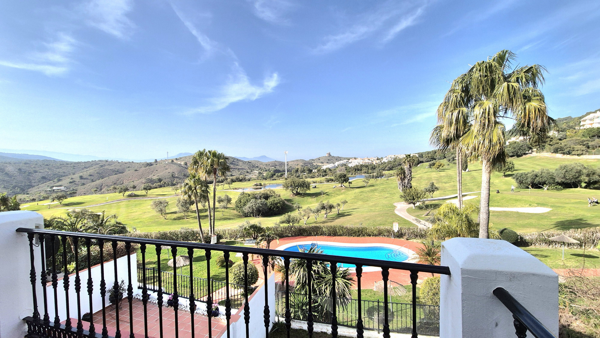 Casa Adosada con Solárium y Vistas Panorámicas en Alhaurín Golf.