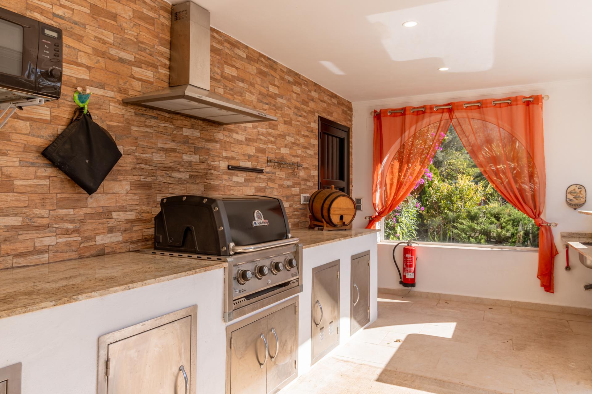 Encantadora Finca de 4 Dormitorios en Venta en Teulada