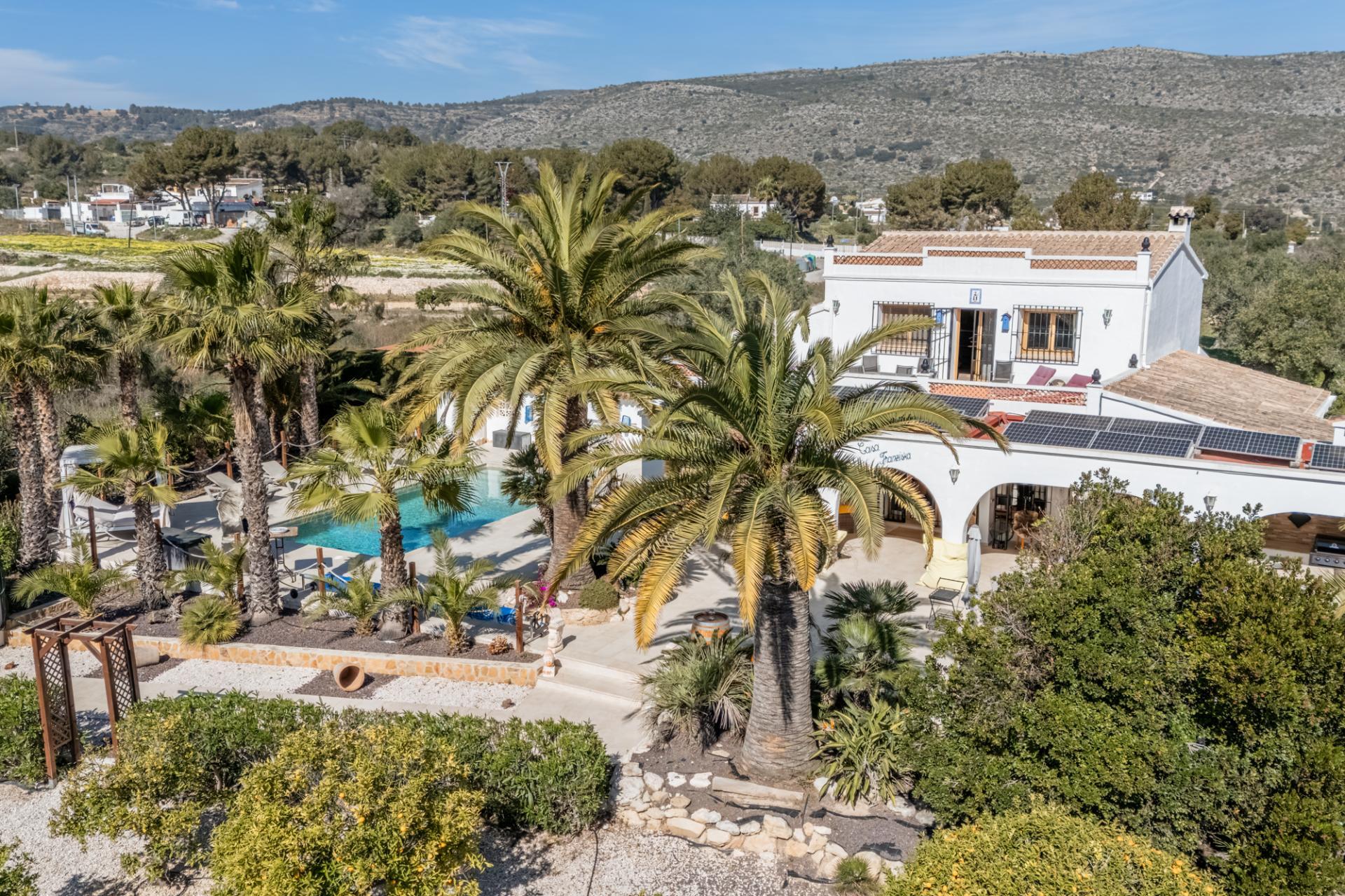 Encantadora Finca de 4 Dormitorios en Venta en Teulada