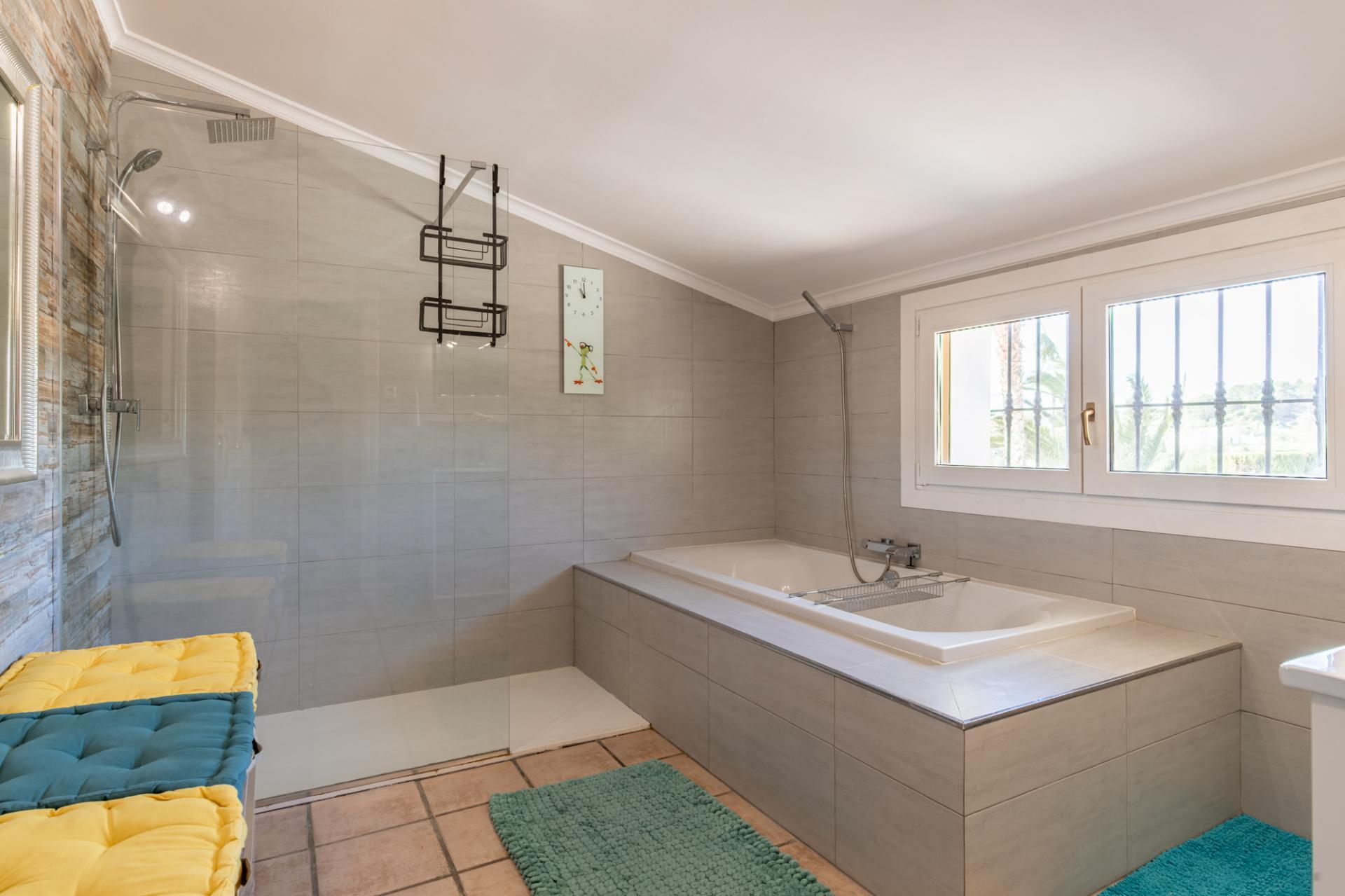 Encantadora Finca de 4 Dormitorios en Venta en Teulada