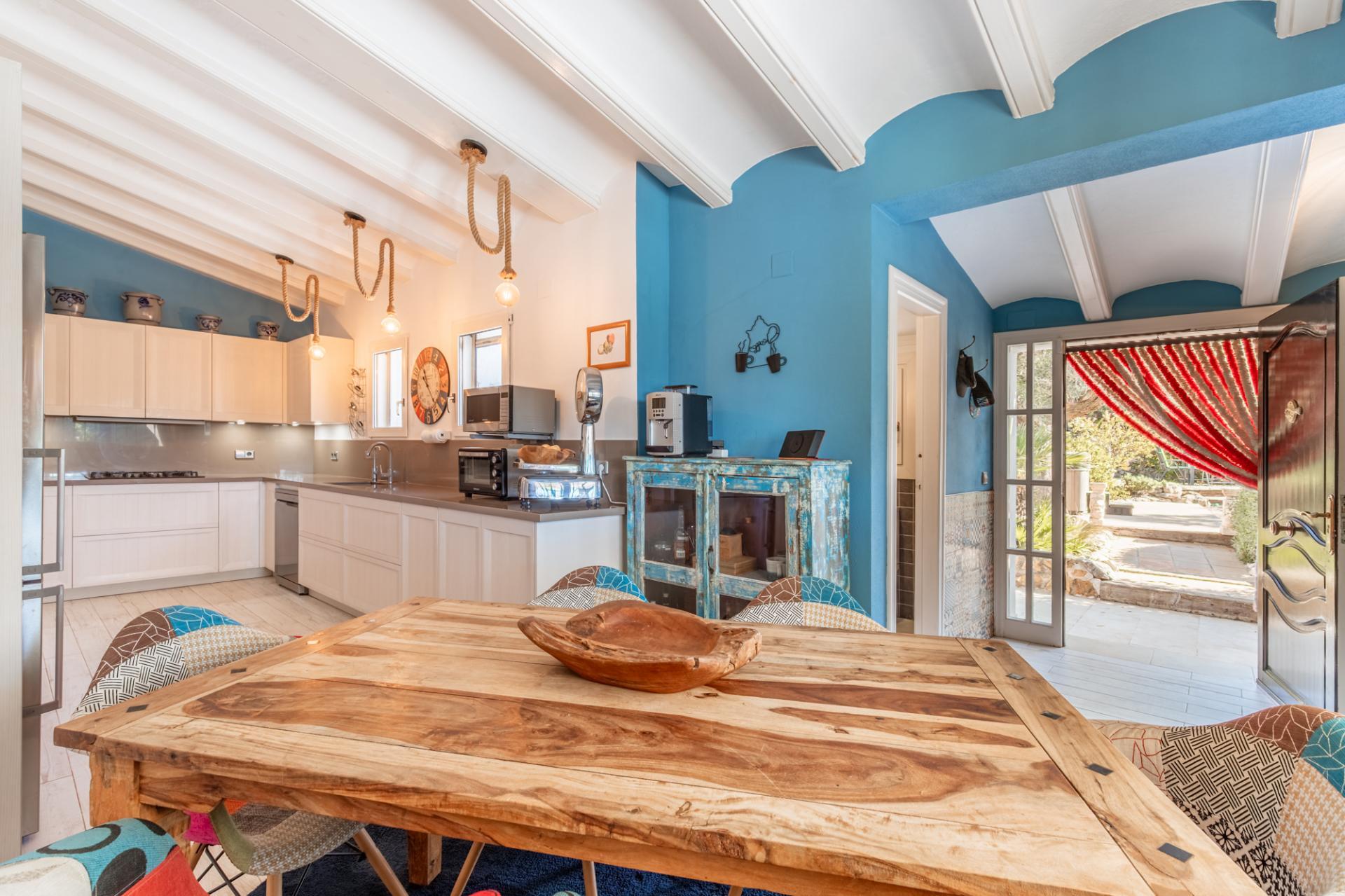 Encantadora Finca de 4 Dormitorios en Venta en Teulada