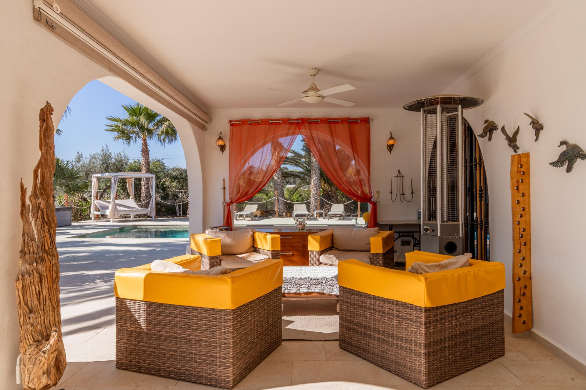 Encantadora Finca de 4 Dormitorios en Venta en Teulada