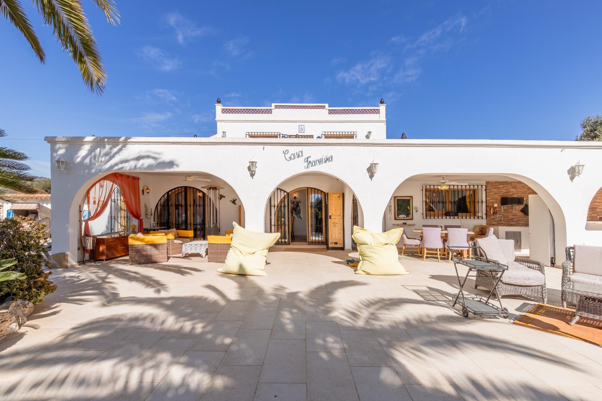 Encantadora Finca de 4 Dormitorios en Venta en Teulada