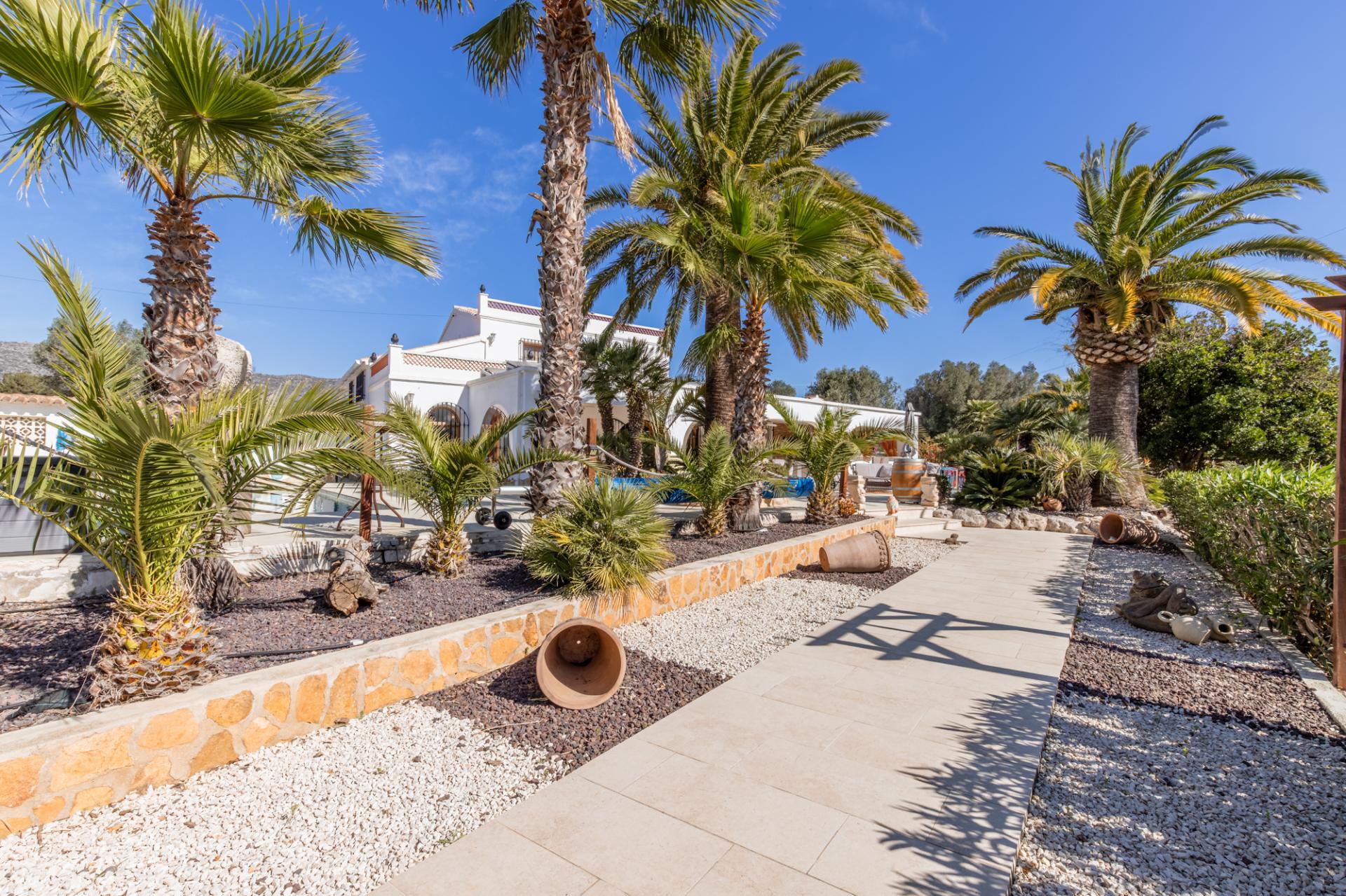 Encantadora Finca de 4 Dormitorios en Venta en Teulada