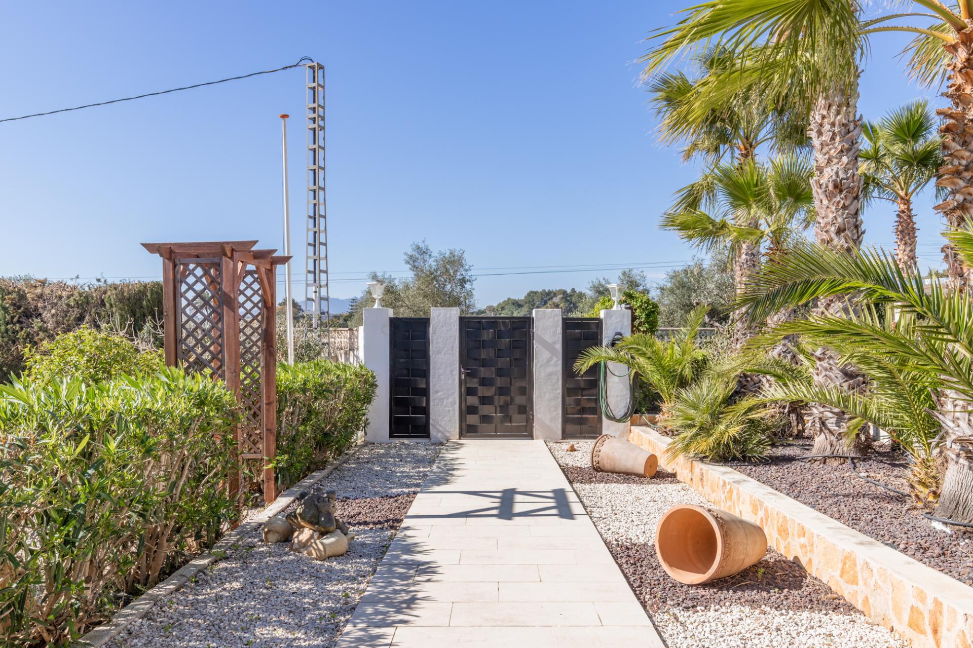 Encantadora Finca de 4 Dormitorios en Venta en Teulada