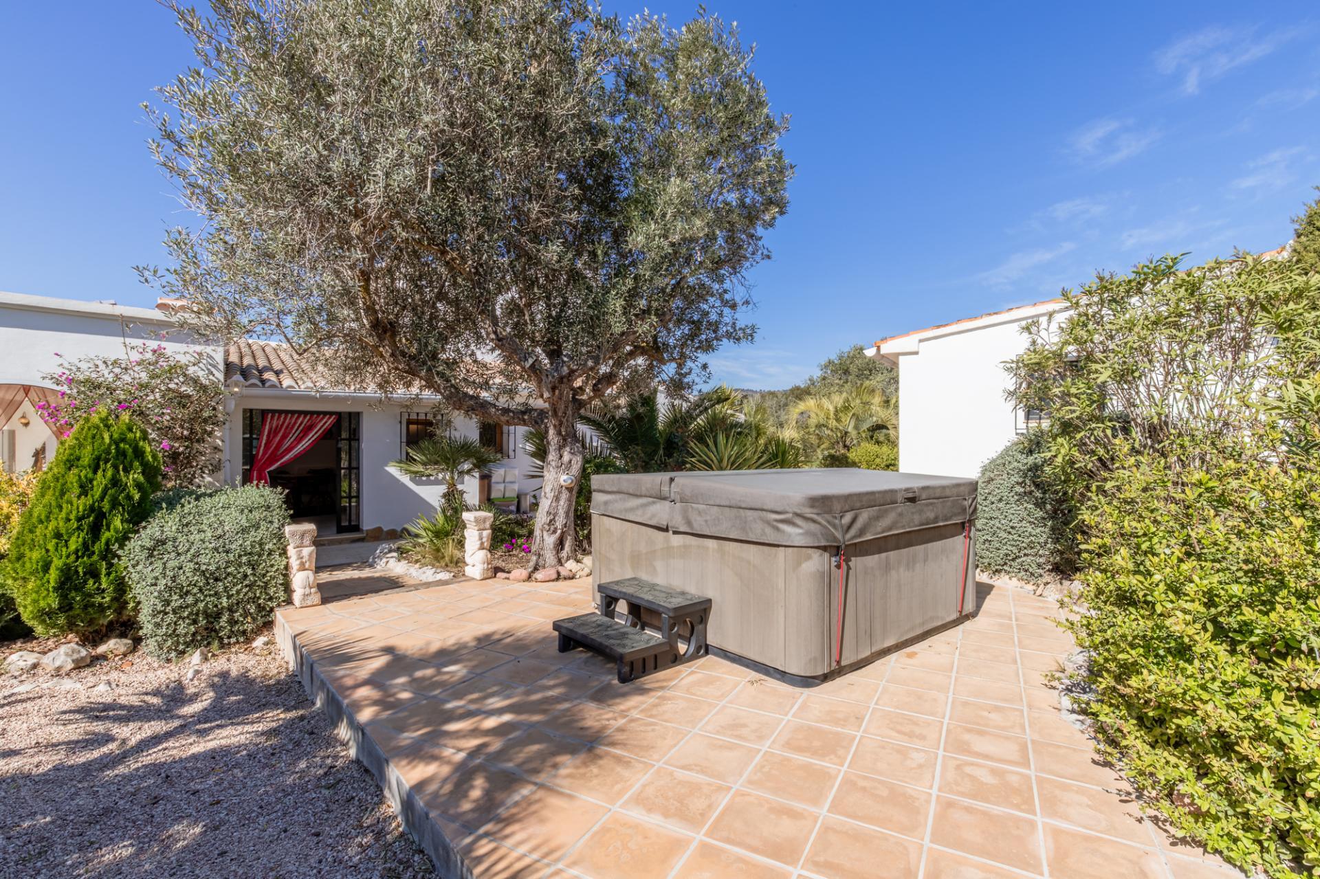 Encantadora Finca de 4 Dormitorios en Venta en Teulada