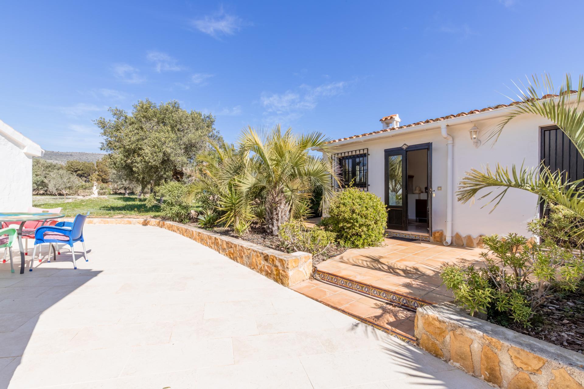 Encantadora Finca de 4 Dormitorios en Venta en Teulada