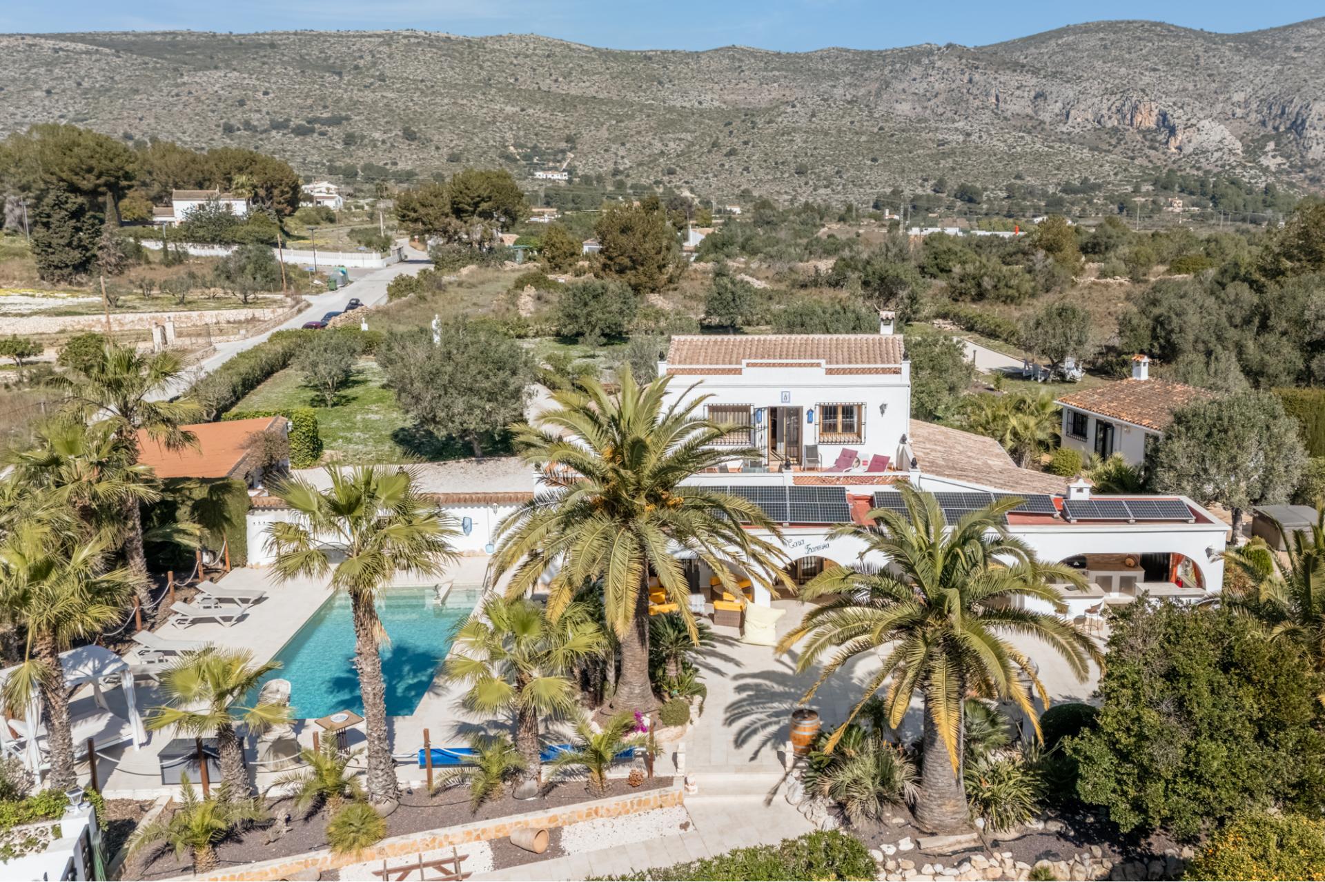 Encantadora Finca de 4 Dormitorios en Venta en Teulada