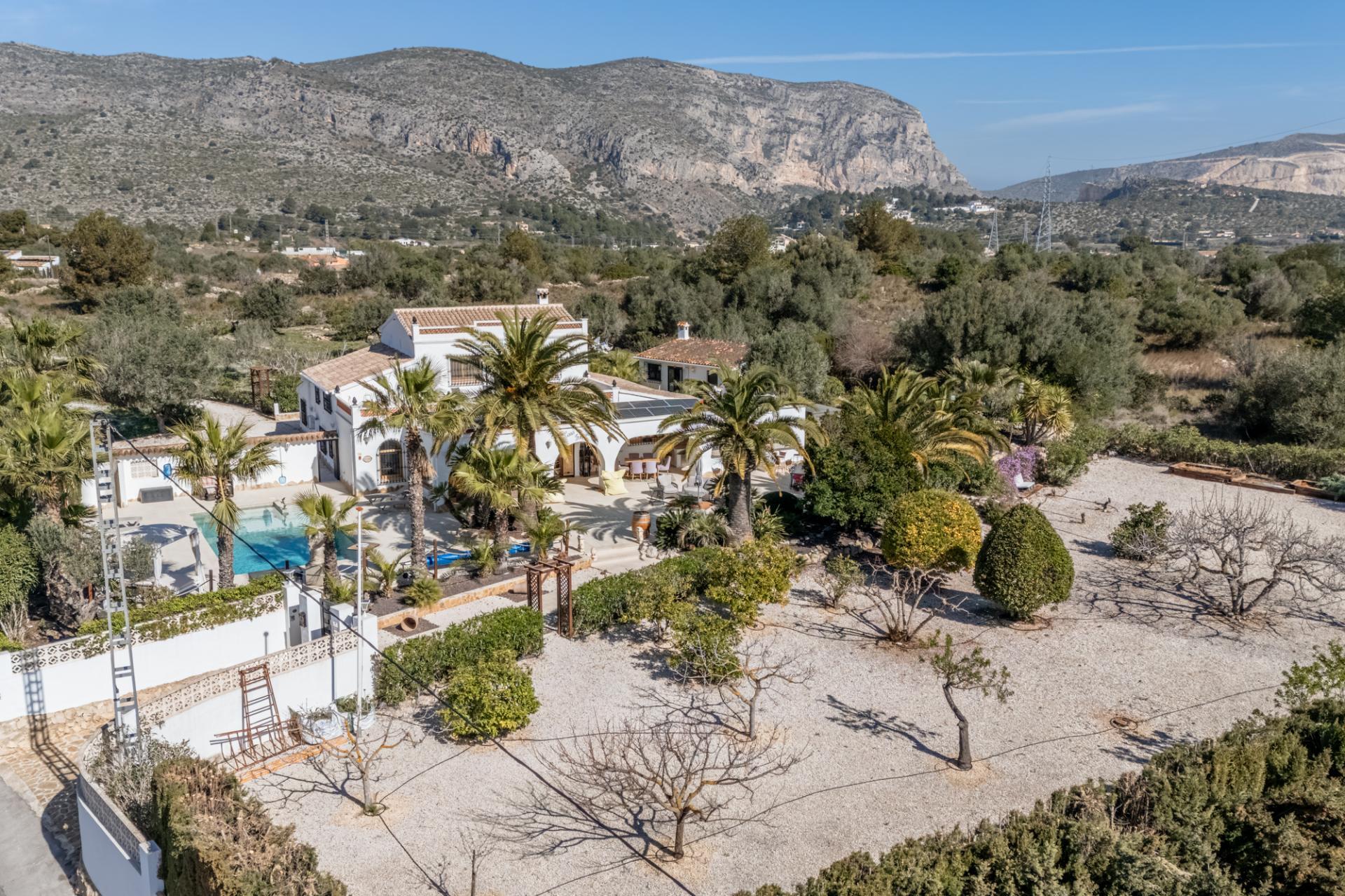 Encantadora Finca de 4 Dormitorios en Venta en Teulada