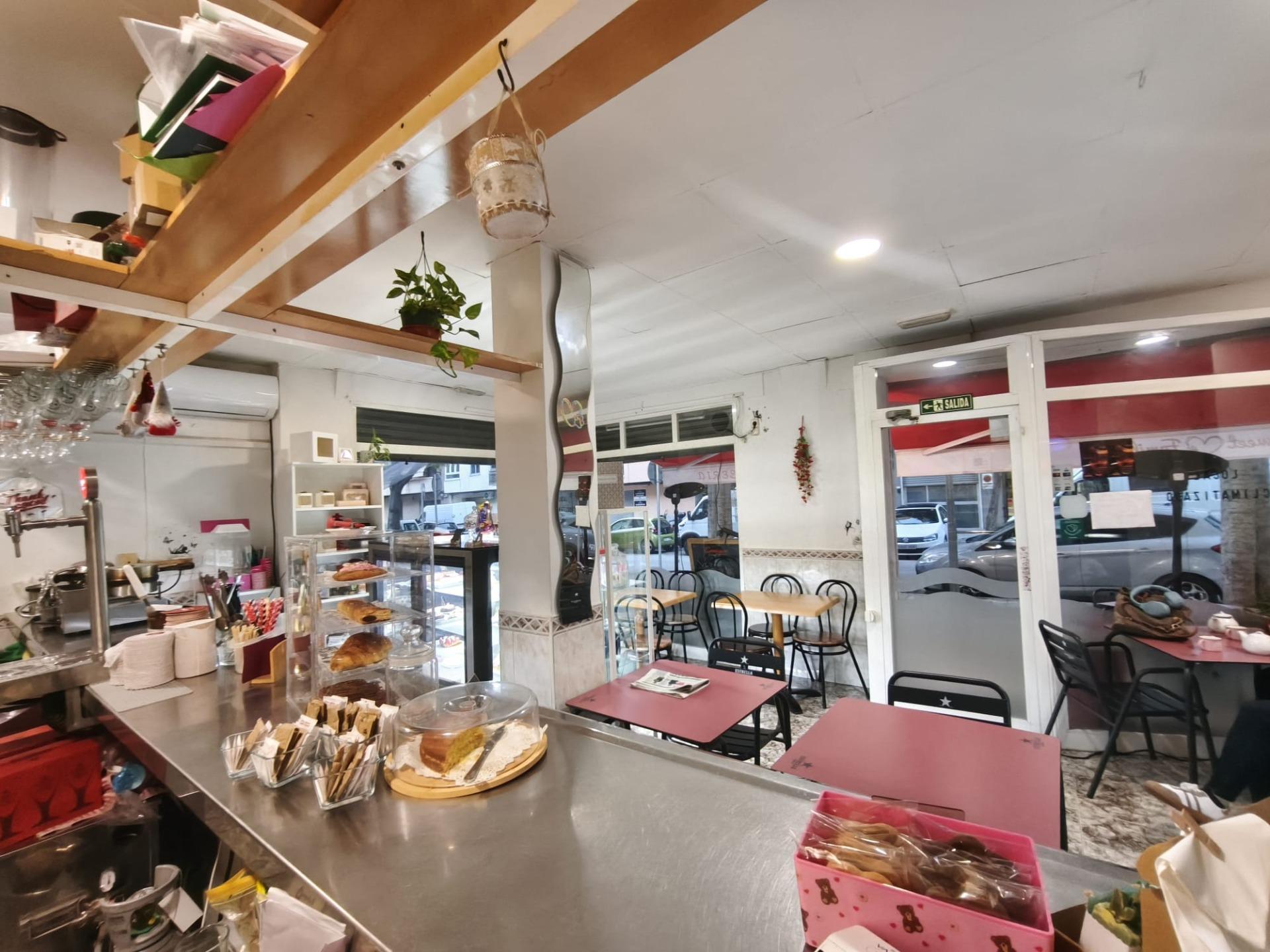 traspaso Cafetería con Encanto y Gran Terraza ? Concepto Pet Friendly Único en la Zona