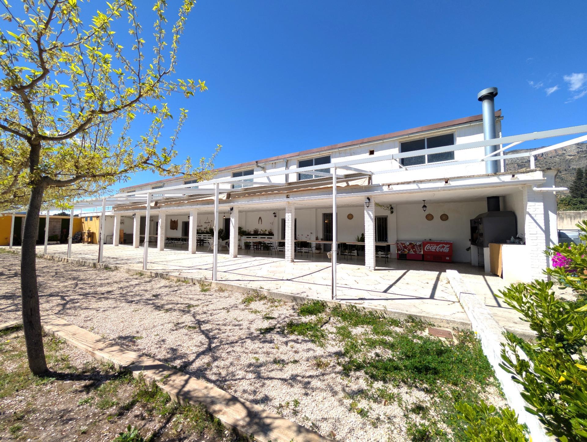 En venta Finca rústica con chalet privado e instalaciones de Restaurante con licencia en el corazón del Valle de Agres en Gayanes.