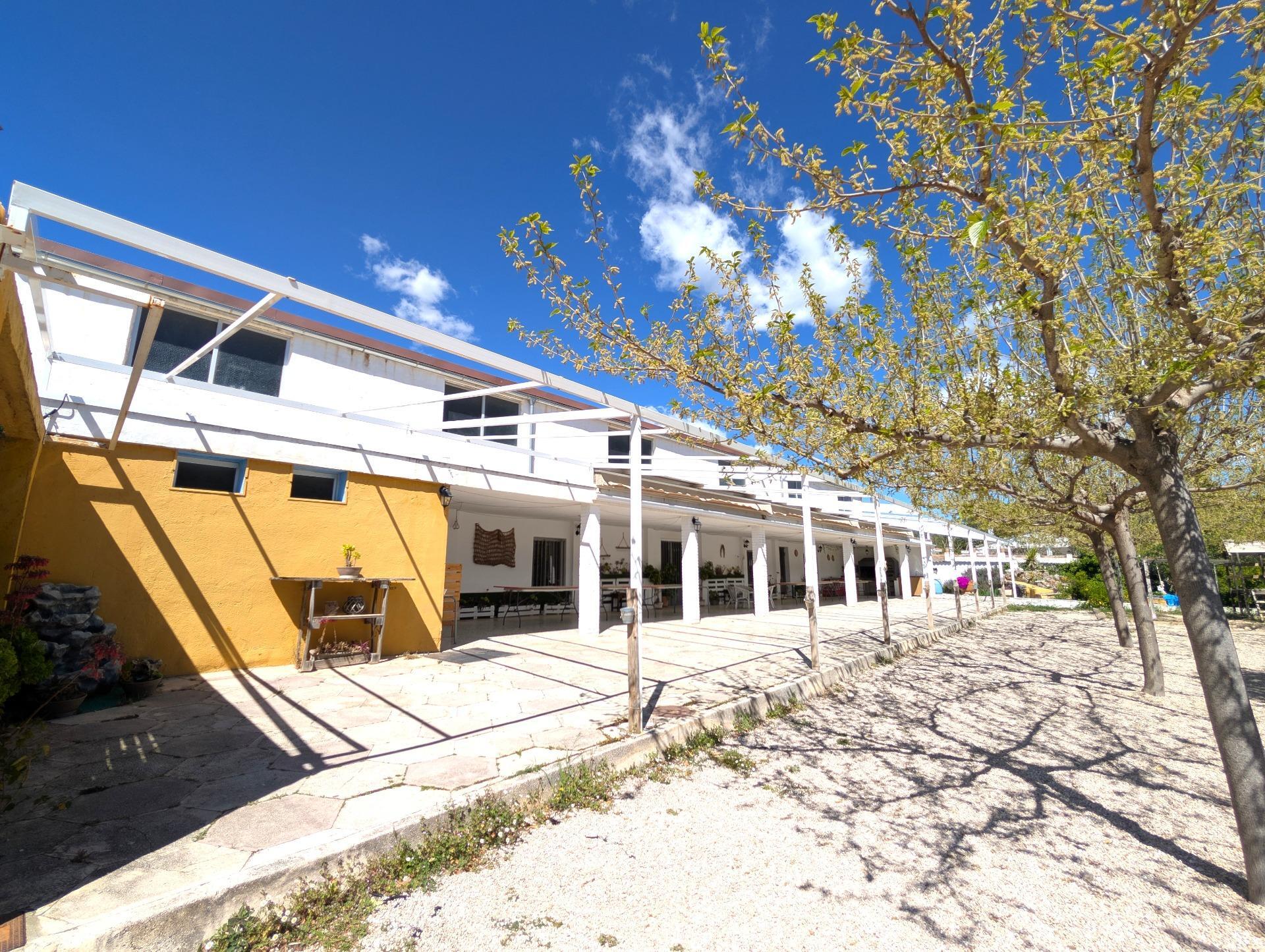 En venta Finca rústica con chalet privado e instalaciones de Restaurante con licencia en el corazón del Valle de Agres en Gayanes.