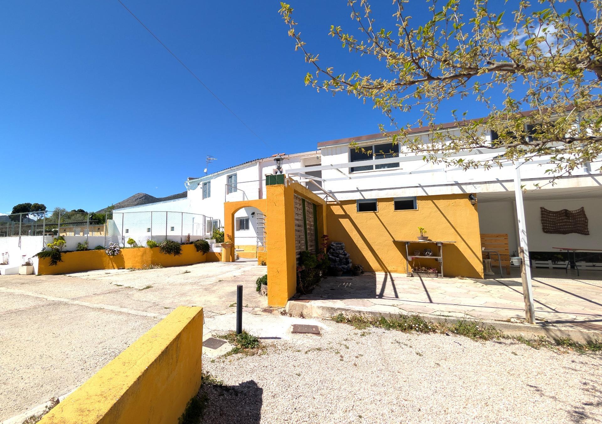 En venta Finca rústica con chalet privado e instalaciones de Restaurante con licencia en el corazón del Valle de Agres en Gayanes.