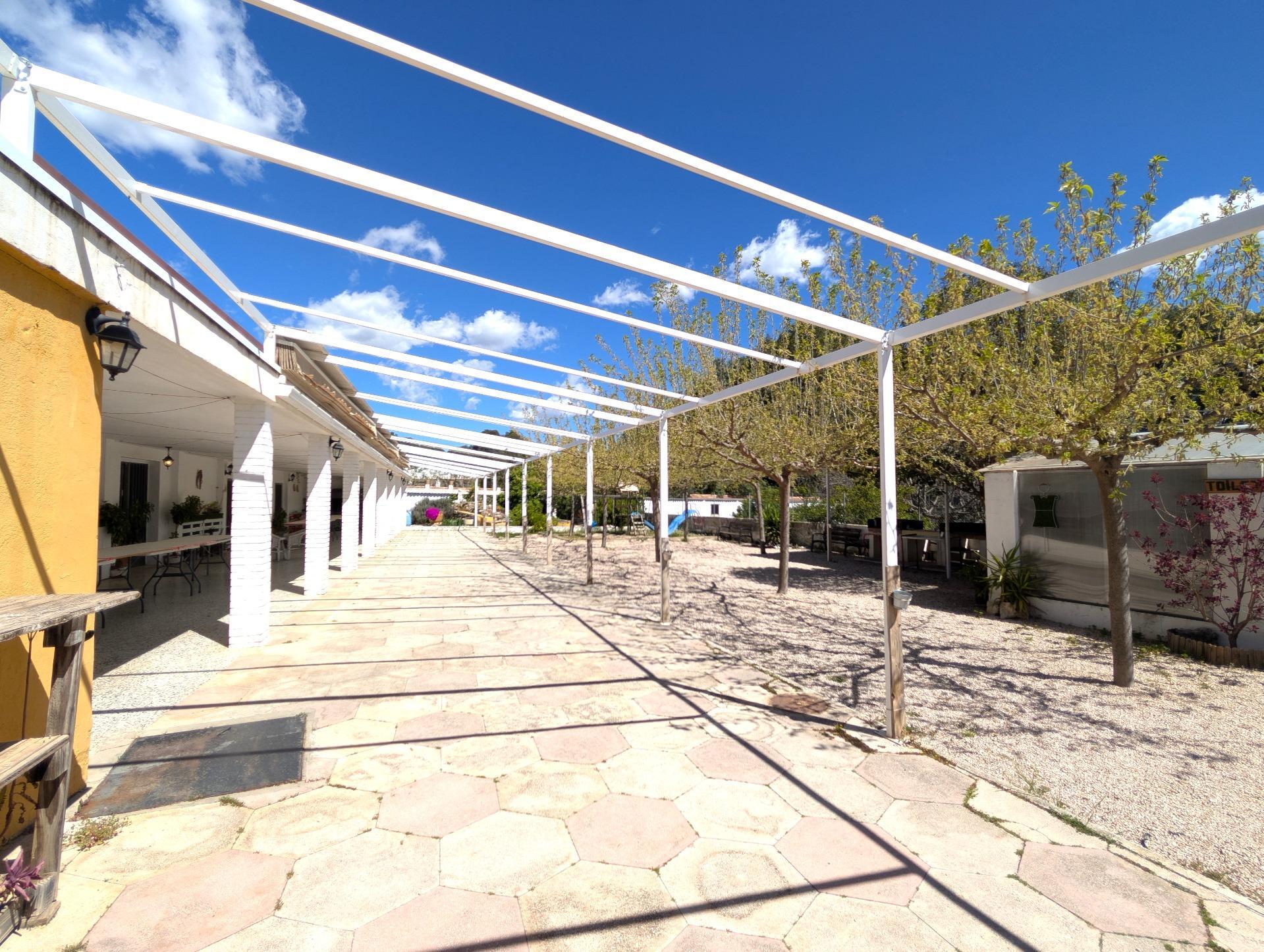 En venta Finca rústica con chalet privado e instalaciones de Restaurante con licencia en el corazón del Valle de Agres en Gayanes.