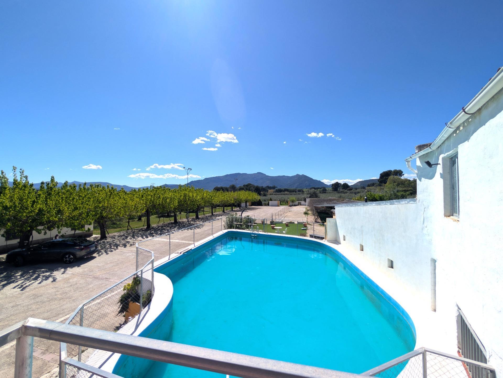 En venta Finca rústica con chalet privado e instalaciones de Restaurante con licencia en el corazón del Valle de Agres en Gayanes.