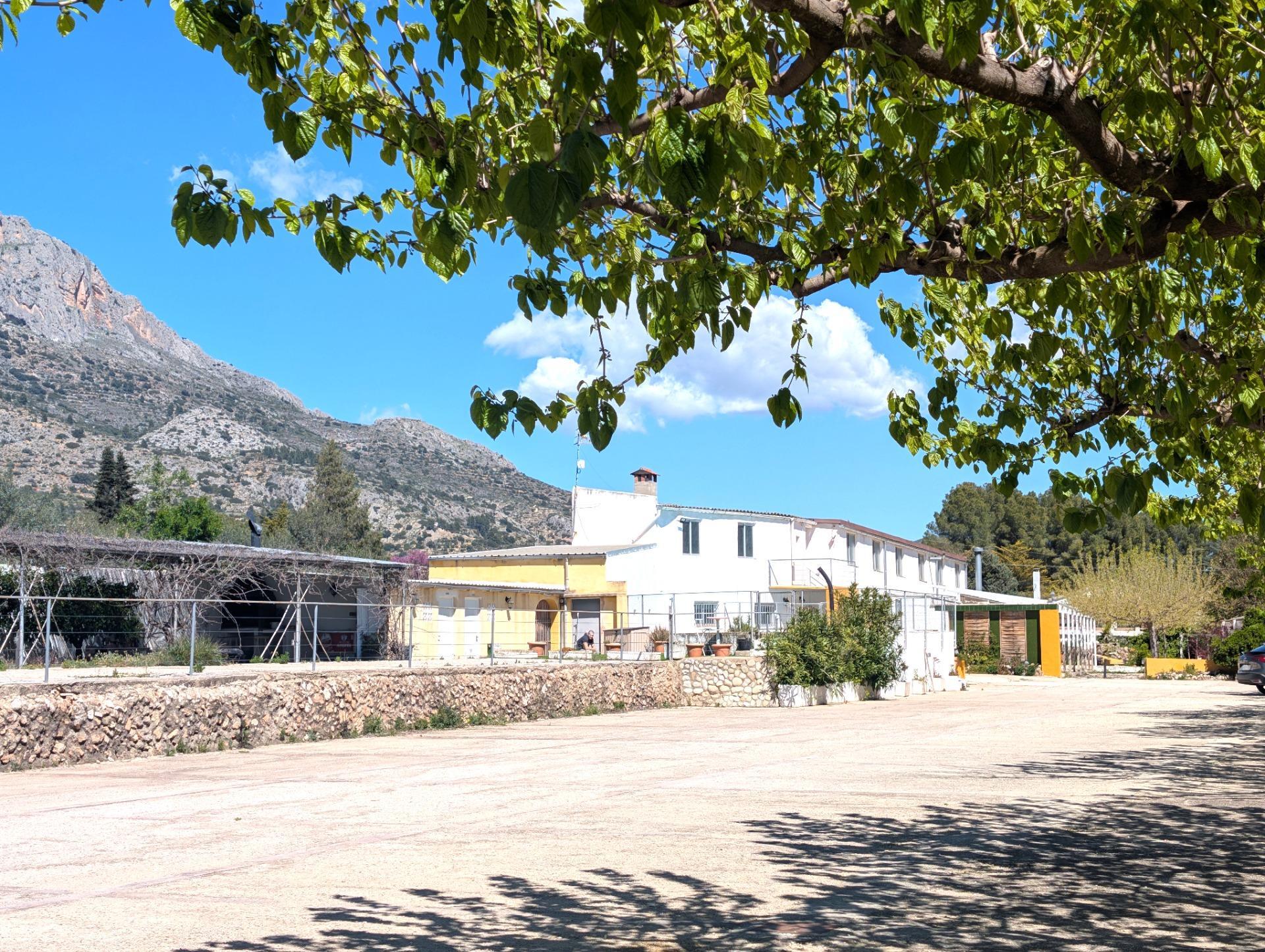 En venta Finca rústica con chalet privado e instalaciones de Restaurante con licencia en el corazón del Valle de Agres en Gayanes.