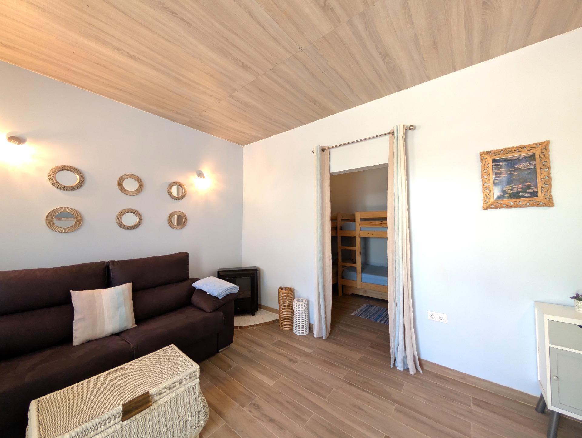 En venta Finca rústica con chalet privado e instalaciones de Restaurante con licencia en el corazón del Valle de Agres en Gayanes.