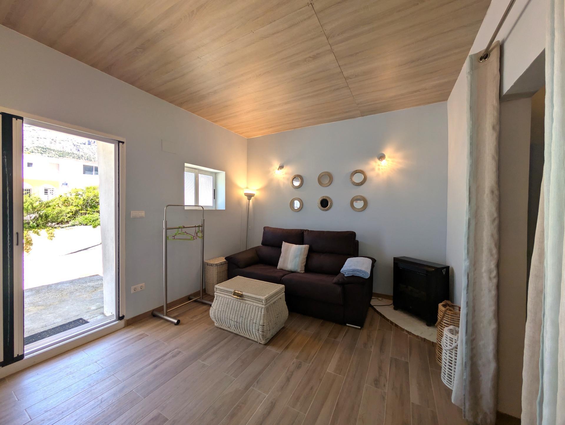 En venta Finca rústica con chalet privado e instalaciones de Restaurante con licencia en el corazón del Valle de Agres en Gayanes.