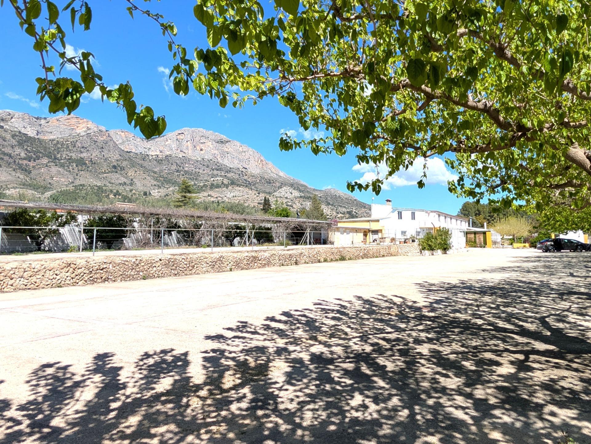 En venta Finca rústica con chalet privado e instalaciones de Restaurante con licencia en el corazón del Valle de Agres en Gayanes.