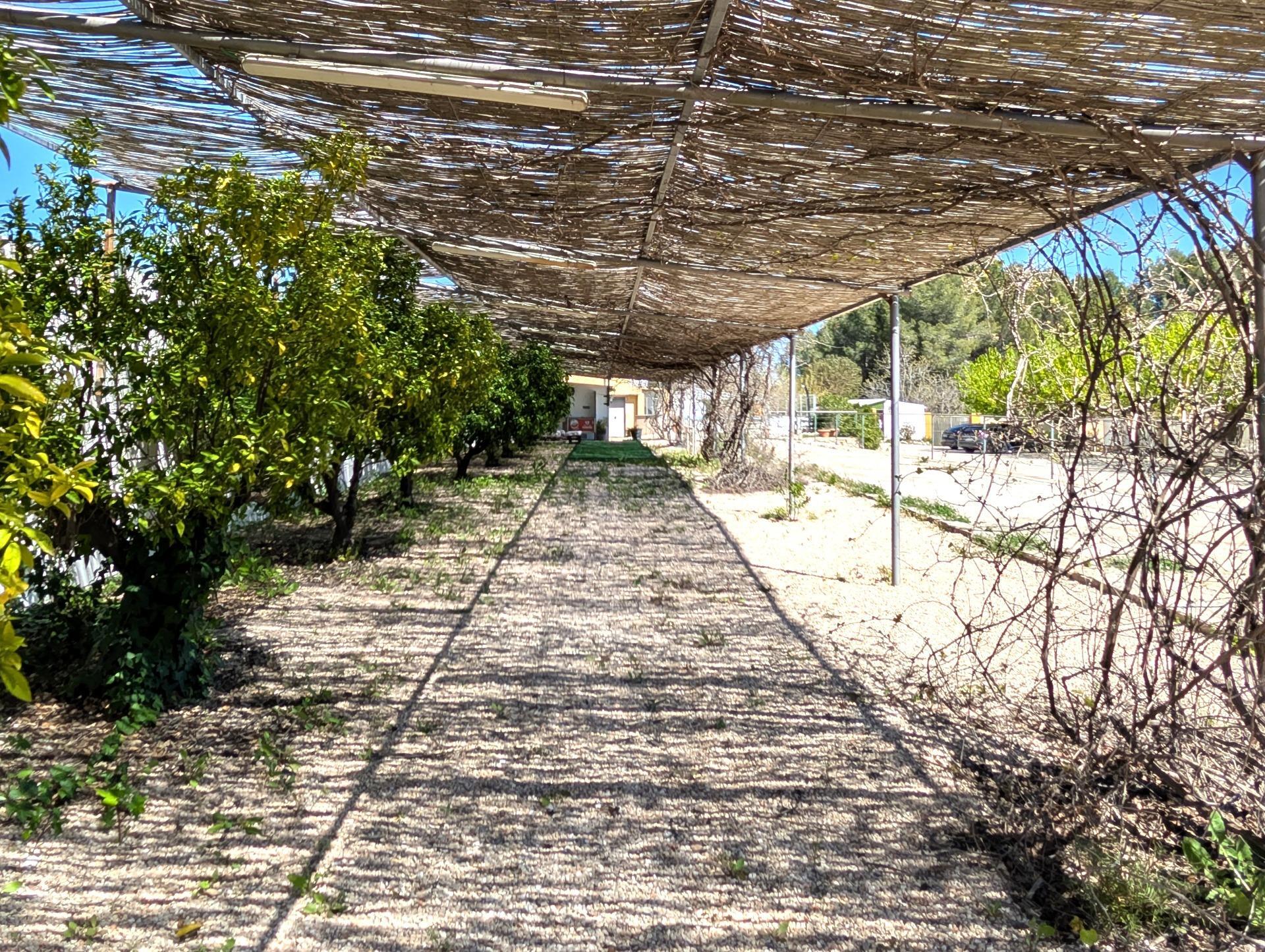 En venta Finca rústica con chalet privado e instalaciones de Restaurante con licencia en el corazón del Valle de Agres en Gayanes.