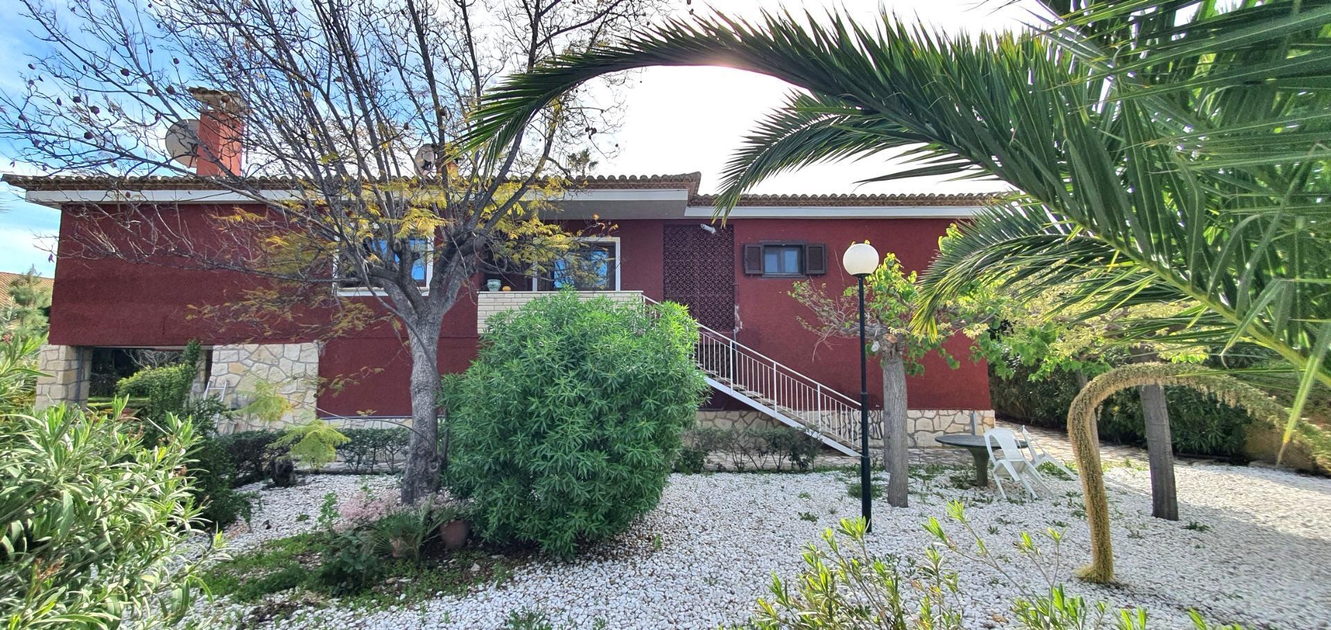 ¿Estáis buscando un Chalet amplio con 500 m2 de edificación y 2.812 m2 de Parcela en la Font de San Juan?