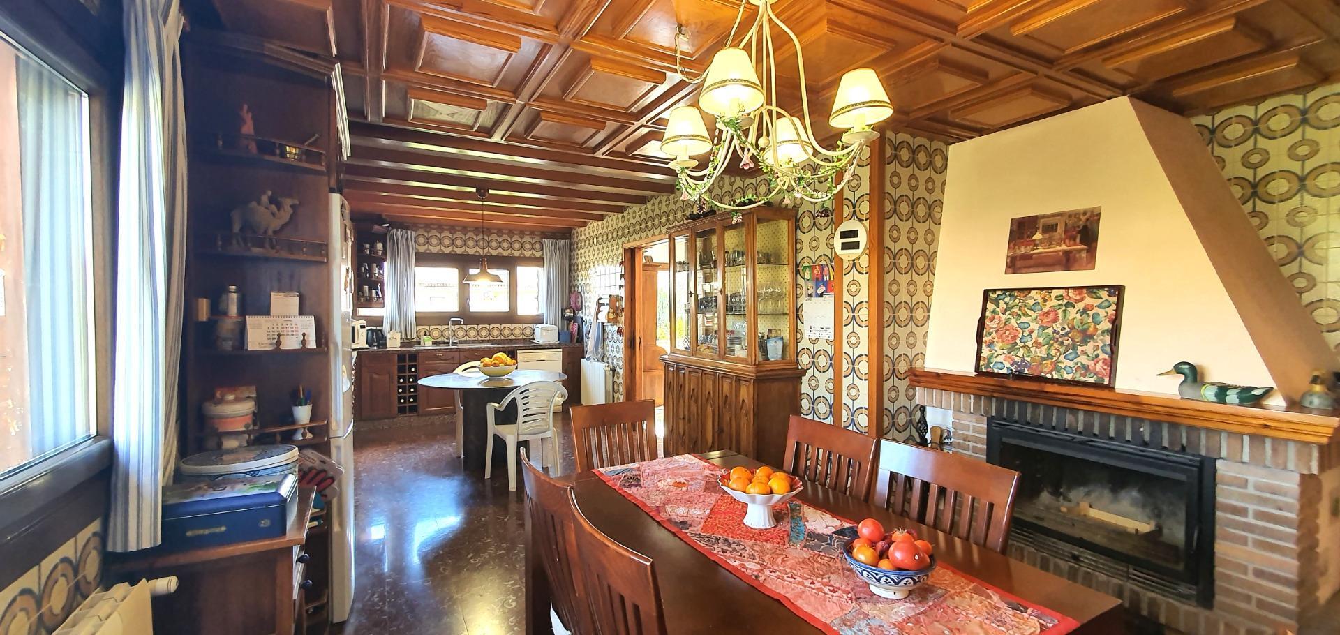 ¿Estáis buscando un Chalet amplio con 500 m2 de edificación y 2.812 m2 de Parcela en la Font de San Juan?