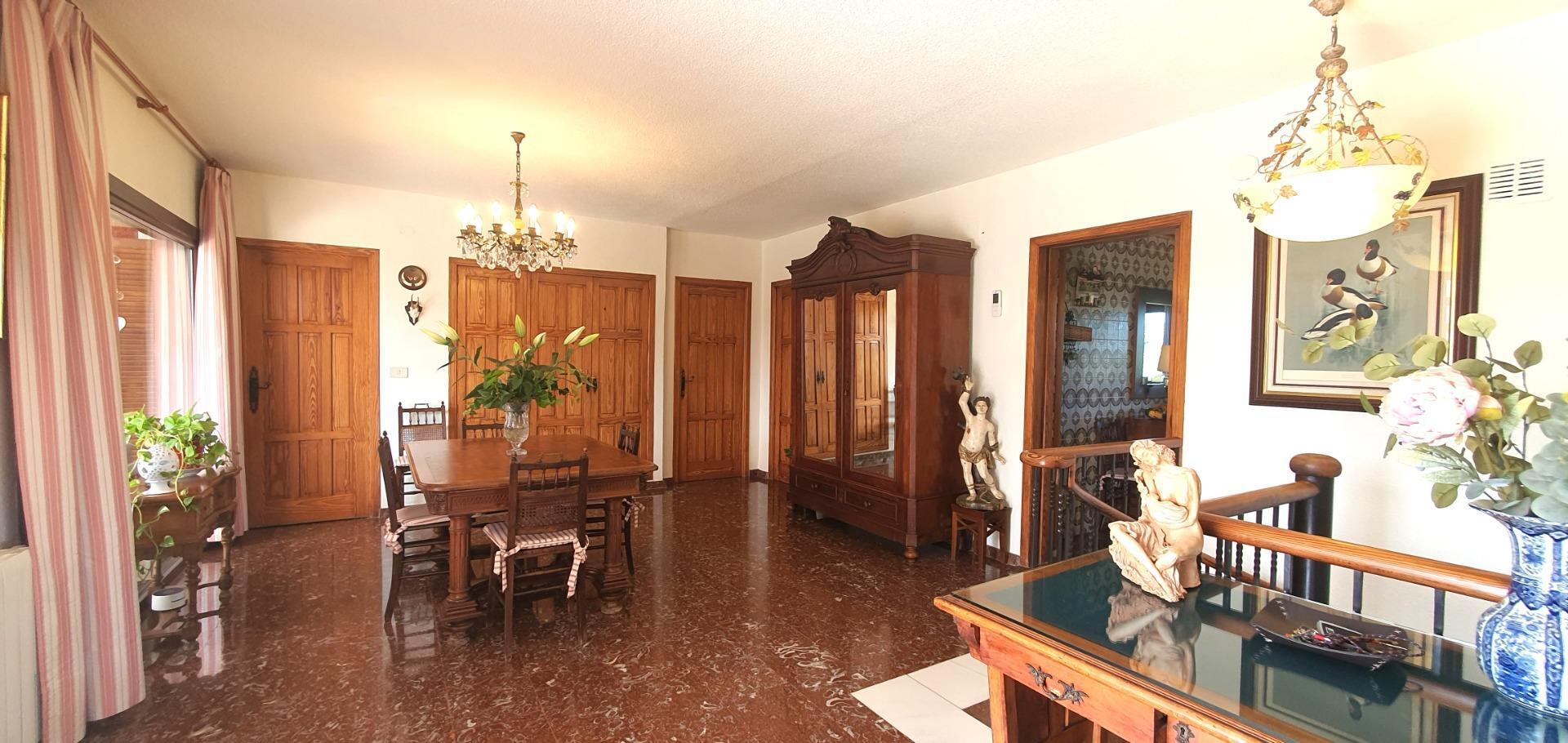 ¿Estáis buscando un Chalet amplio con 500 m2 de edificación y 2.812 m2 de Parcela en la Font de San Juan?