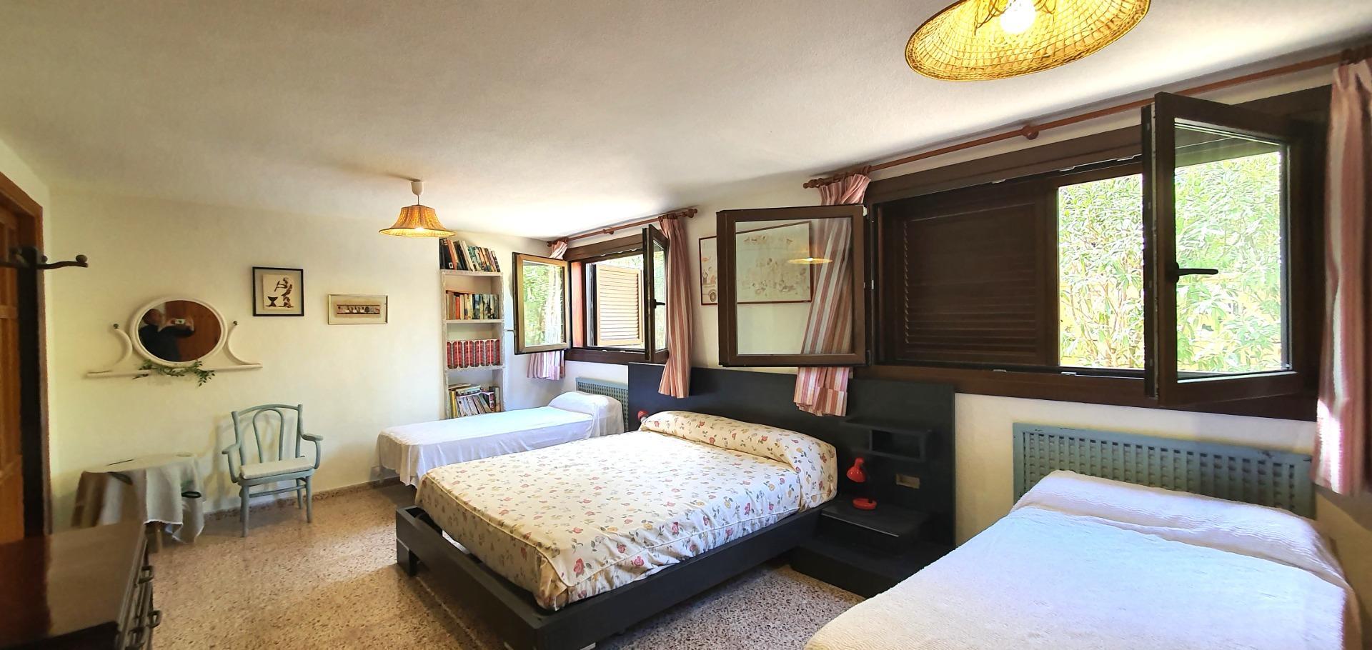 ¿Estáis buscando un Chalet amplio con 500 m2 de edificación y 2.812 m2 de Parcela en la Font de San Juan?