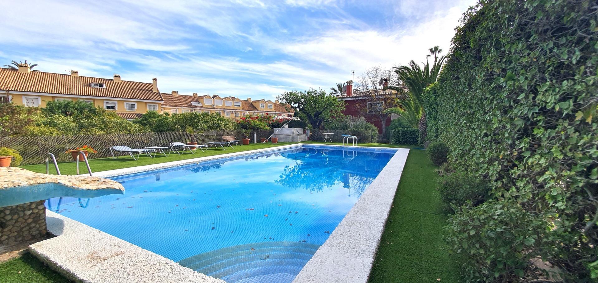 ¿Estáis buscando un Chalet amplio con 500 m2 de edificación y 2.812 m2 de Parcela en la Font de San Juan?