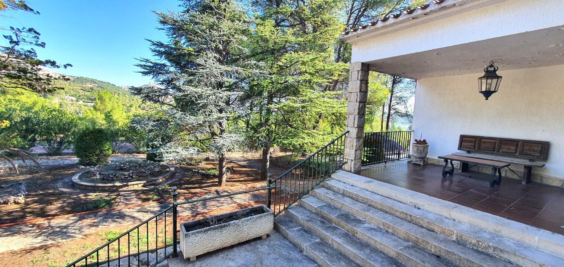 Estupendo Chalet independiente con parcela propia de 11.000 m2 y vistas panorámicas.