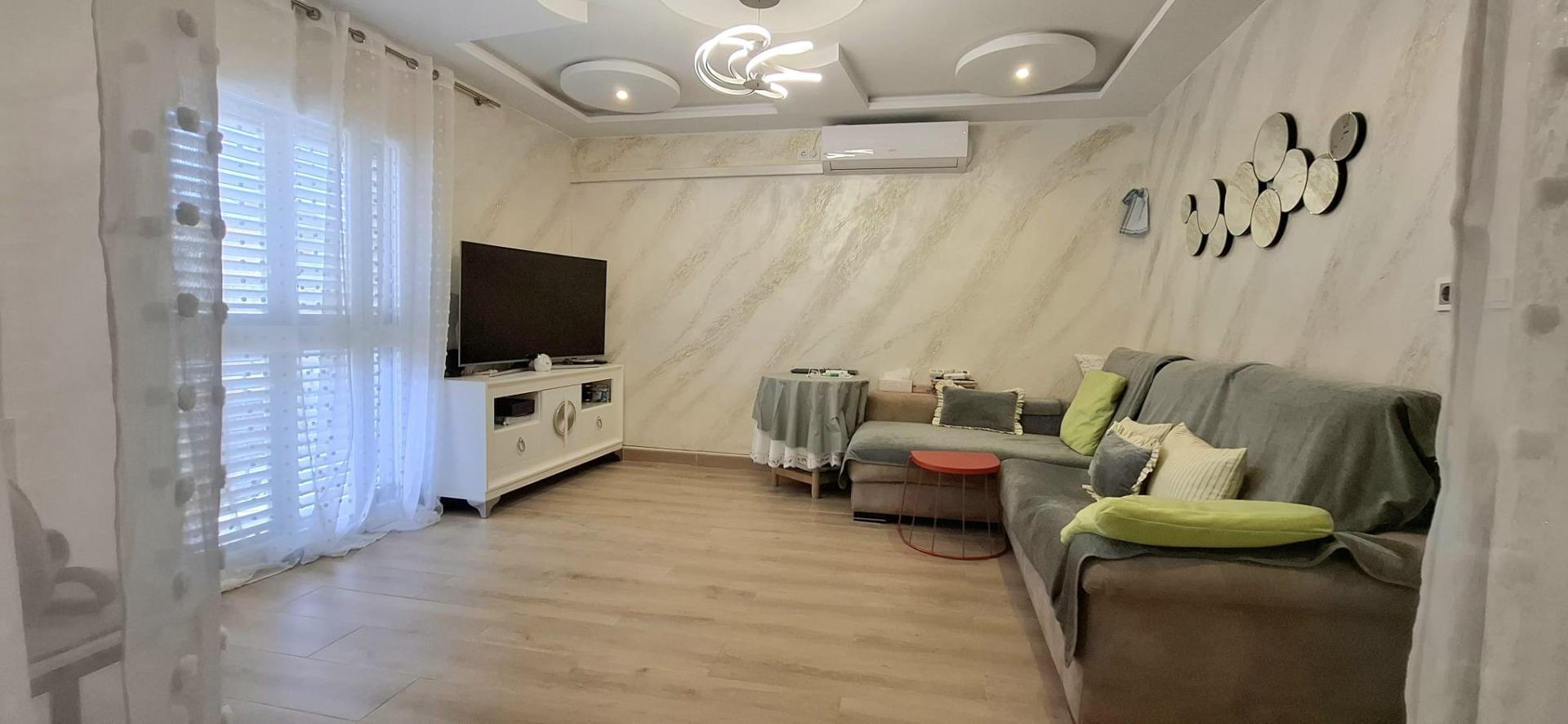 Vivienda Reformada Integralmente en Dos Hermanas ? 2 Plantas, Azotea Privada y Vado Vigente