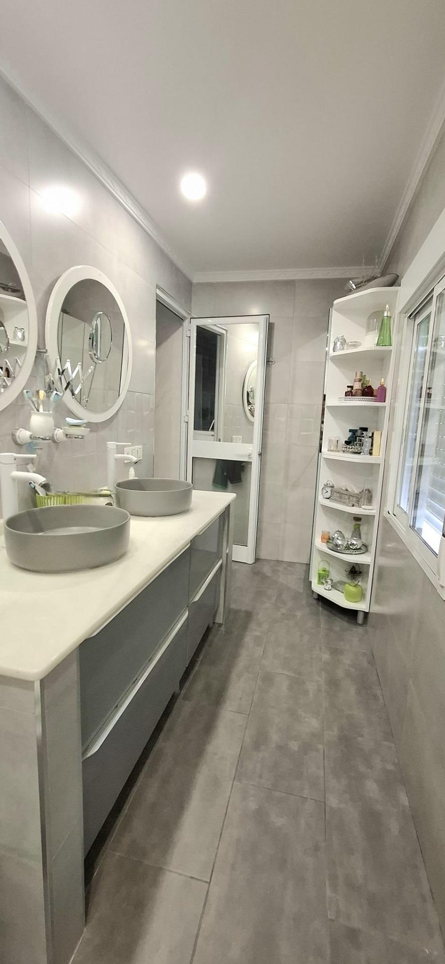 Vivienda Reformada Integralmente en Dos Hermanas ? 2 Plantas, Azotea Privada y Vado Vigente