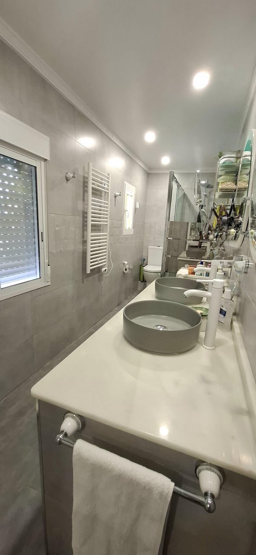 Vivienda Reformada Integralmente en Dos Hermanas ? 2 Plantas, Azotea Privada y Vado Vigente