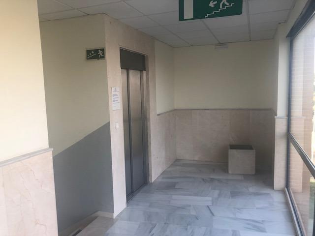 Fantástica oficina en pleno centro de Tomares.