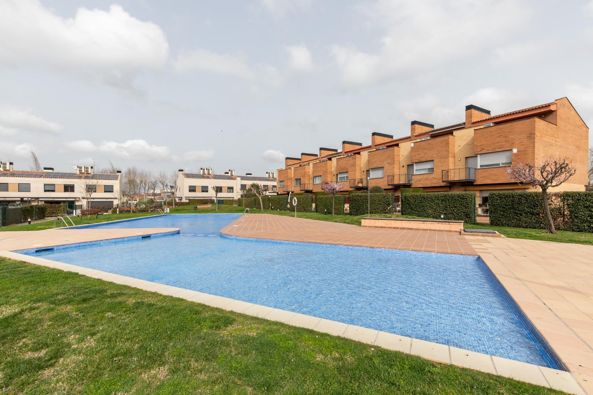 CASA CON PISCINA Y ZONA VERDE COMUNITARIA  A 15 KM DE BARCELONA