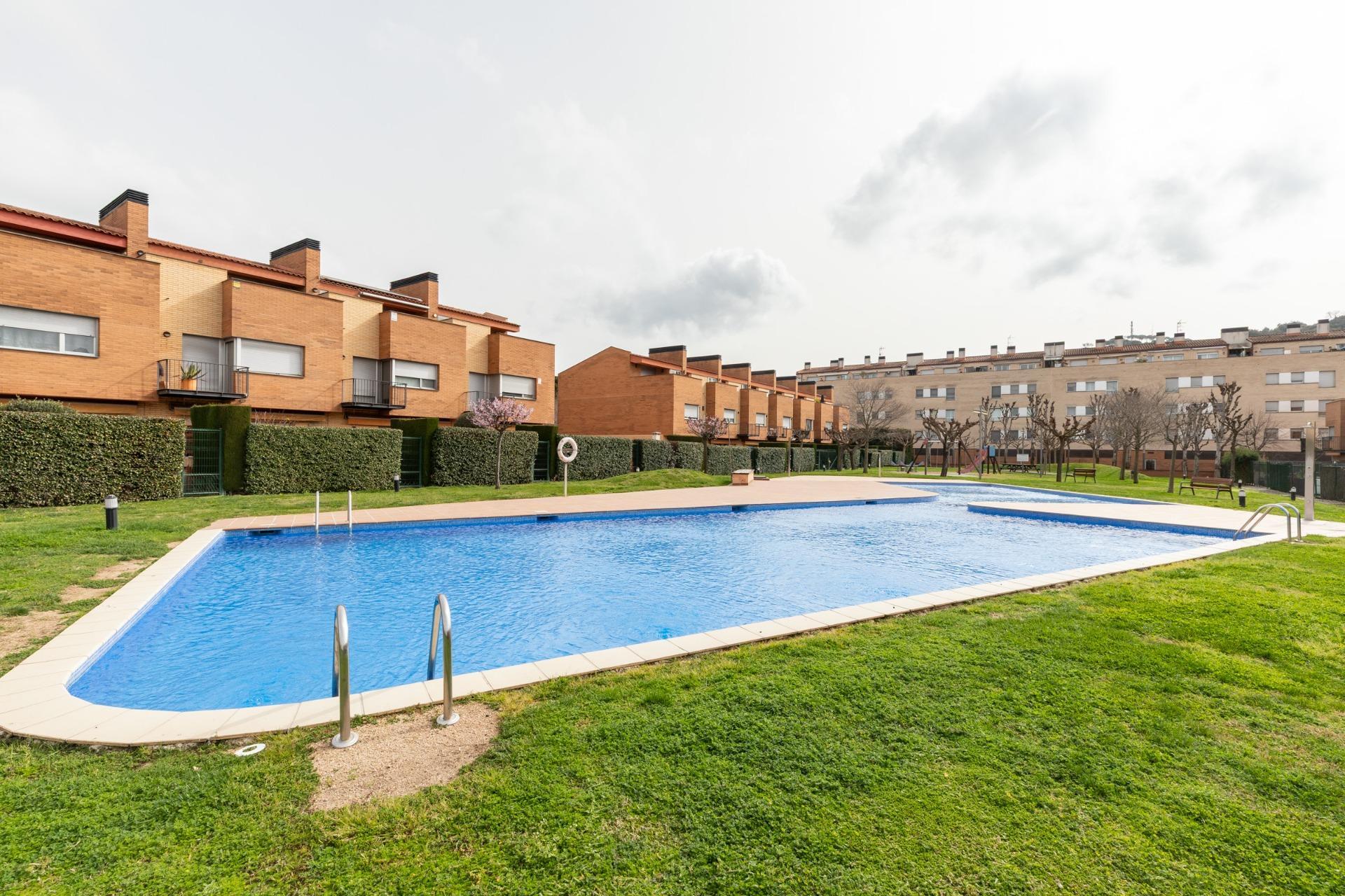 CASA CON PISCINA Y ZONA VERDE COMUNITARIA  A 15 KM DE BARCELONA