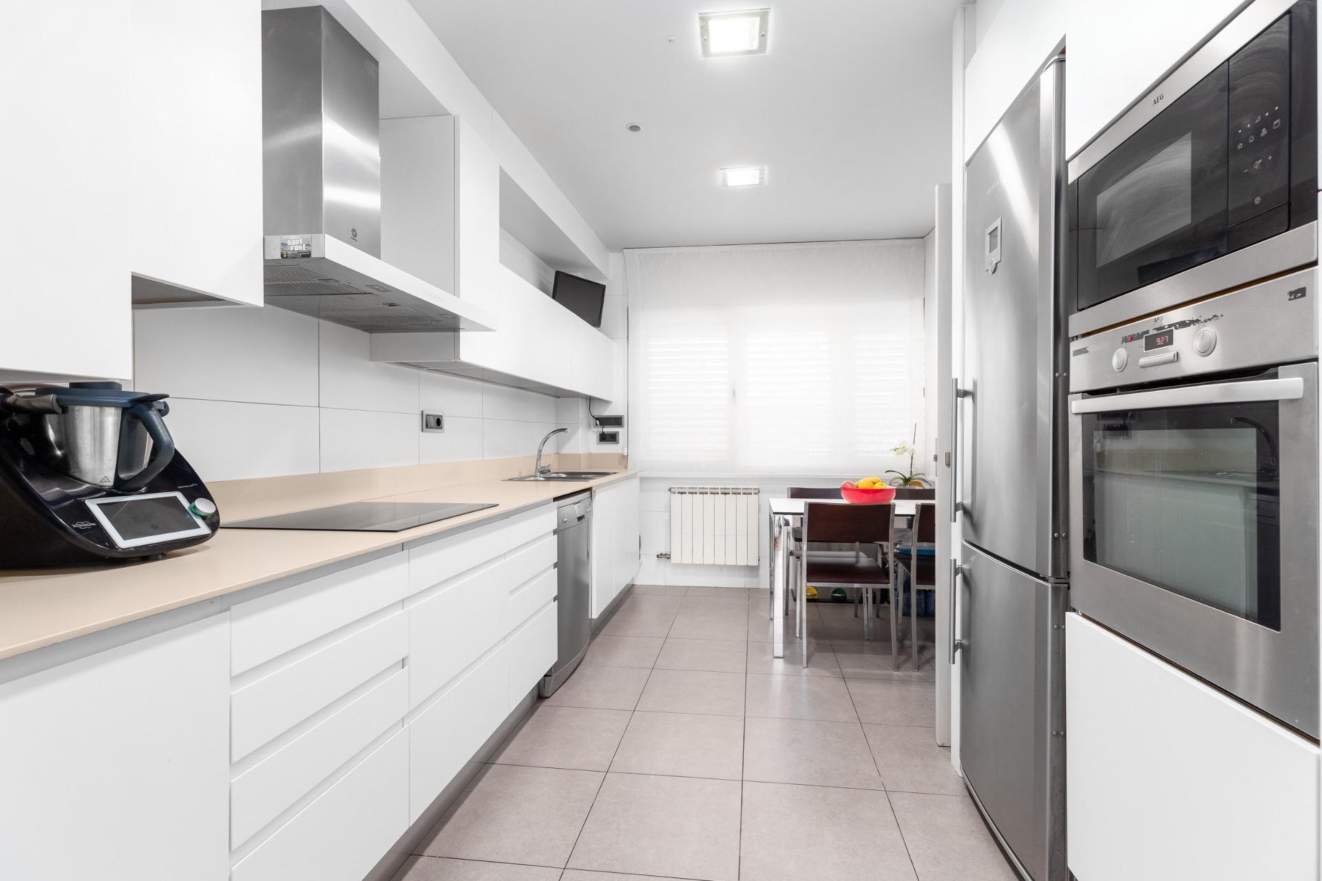 CASA CON PISCINA Y ZONA VERDE COMUNITARIA  A 15 KM DE BARCELONA