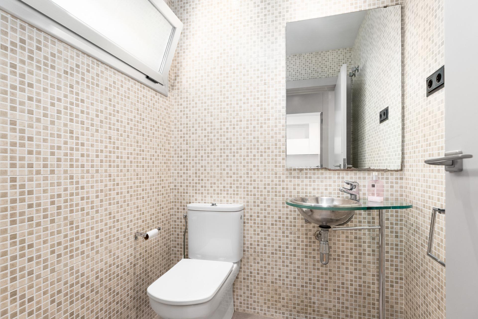 CASA CON PISCINA Y ZONA VERDE COMUNITARIA  A 15 KM DE BARCELONA