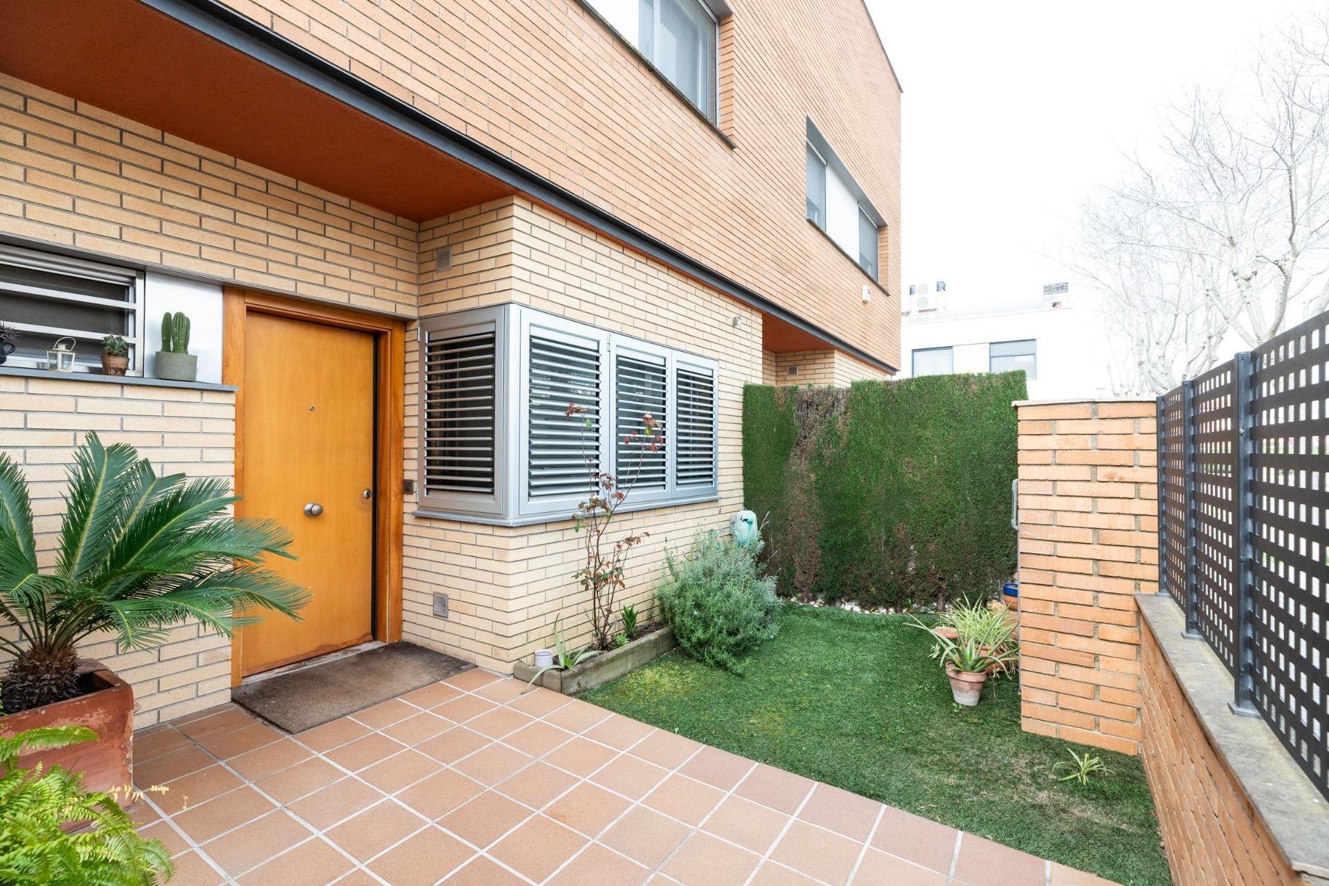 CASA CON PISCINA Y ZONA VERDE COMUNITARIA  A 15 KM DE BARCELONA