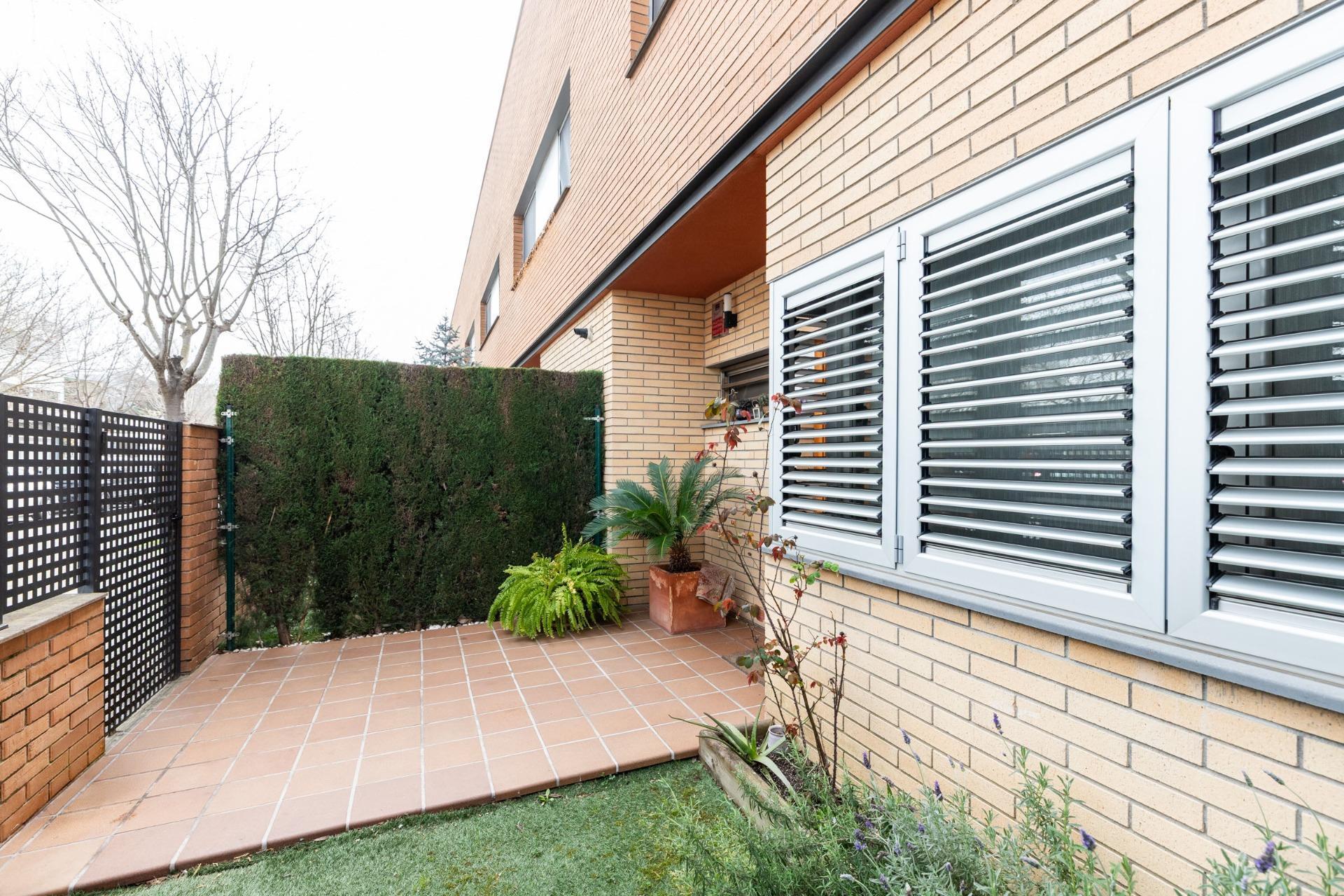 CASA CON PISCINA Y ZONA VERDE COMUNITARIA  A 15 KM DE BARCELONA