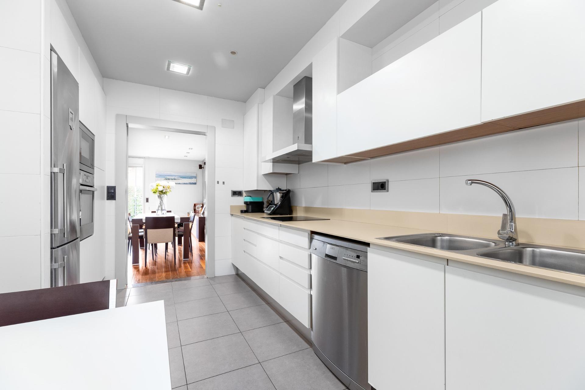 CASA CON PISCINA Y ZONA VERDE COMUNITARIA  A 15 KM DE BARCELONA