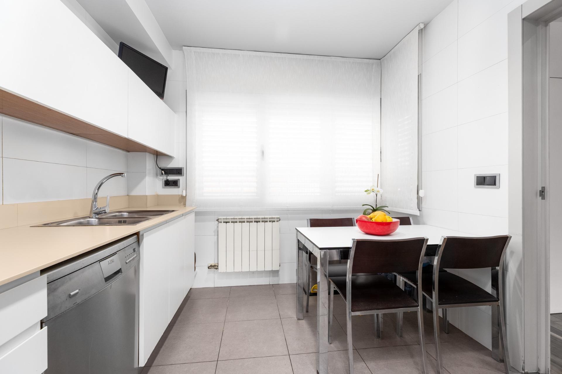 CASA CON PISCINA Y ZONA VERDE COMUNITARIA  A 15 KM DE BARCELONA