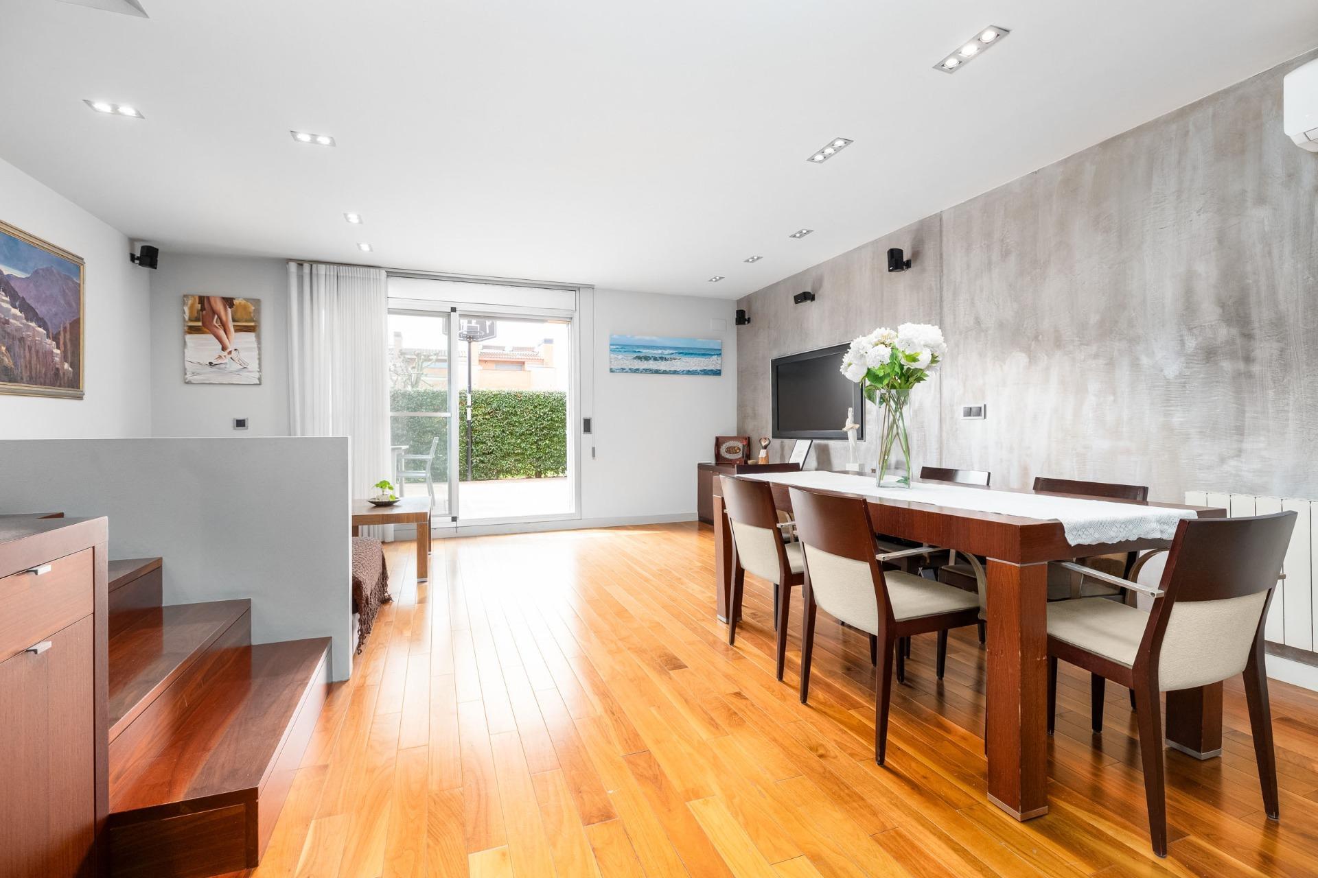 CASA CON PISCINA Y ZONA VERDE COMUNITARIA  A 15 KM DE BARCELONA