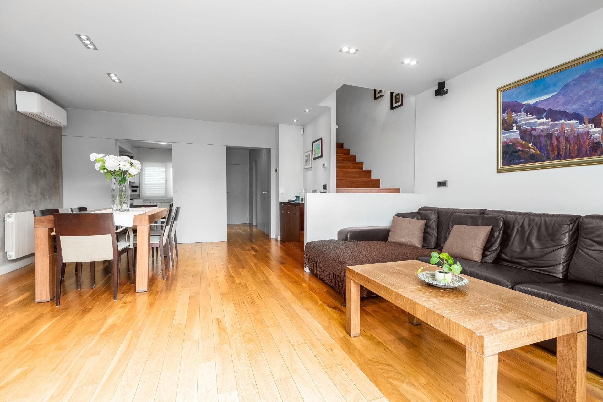 CASA CON PISCINA Y ZONA VERDE COMUNITARIA  A 15 KM DE BARCELONA