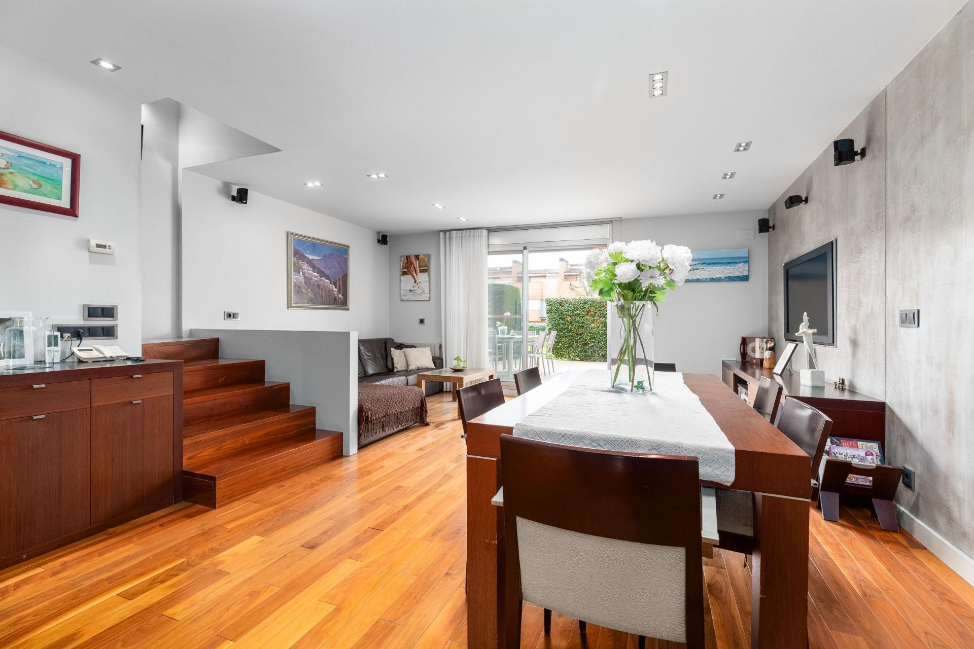 CASA CON PISCINA Y ZONA VERDE COMUNITARIA  A 15 KM DE BARCELONA