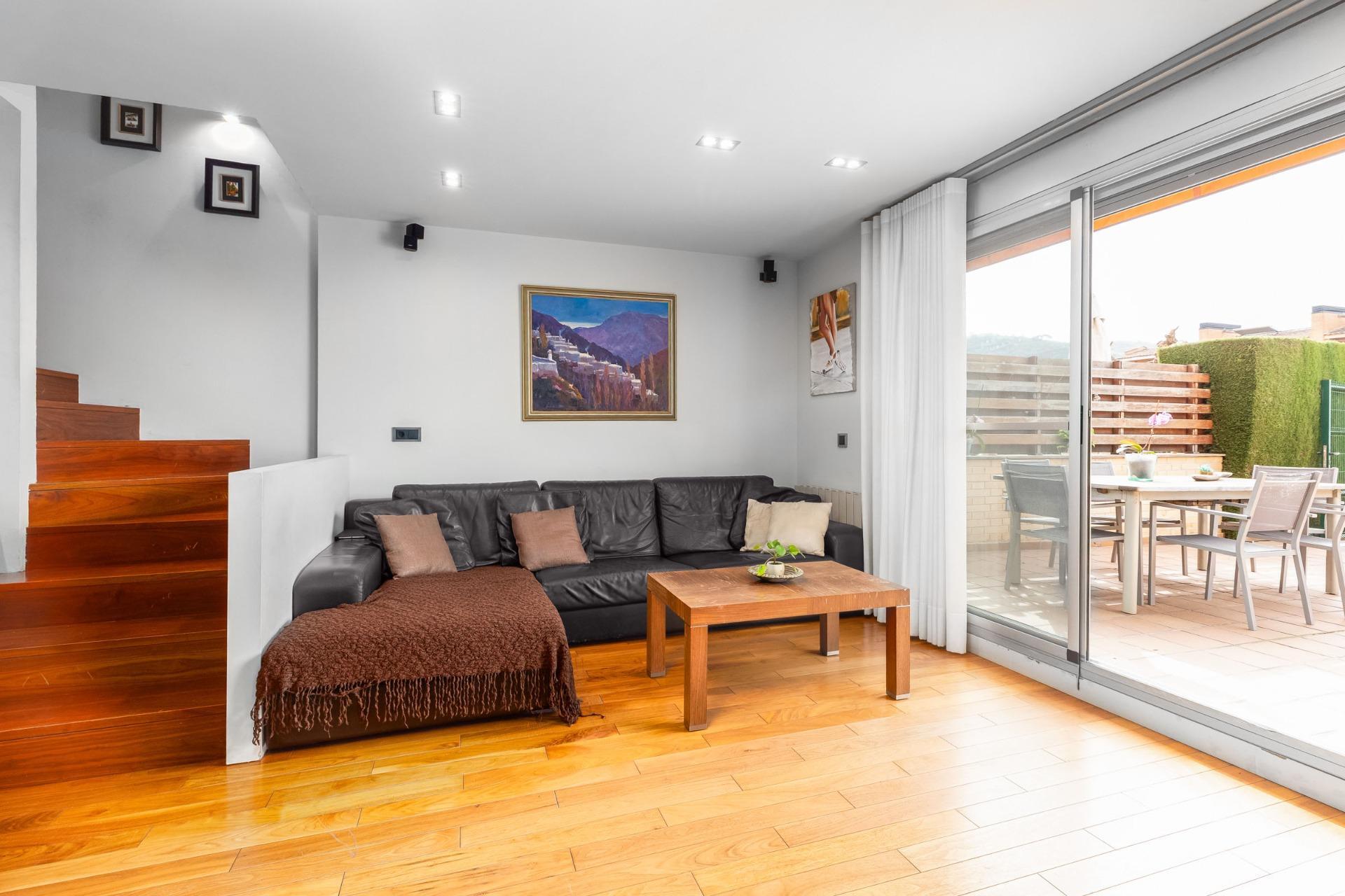 CASA CON PISCINA Y ZONA VERDE COMUNITARIA  A 15 KM DE BARCELONA