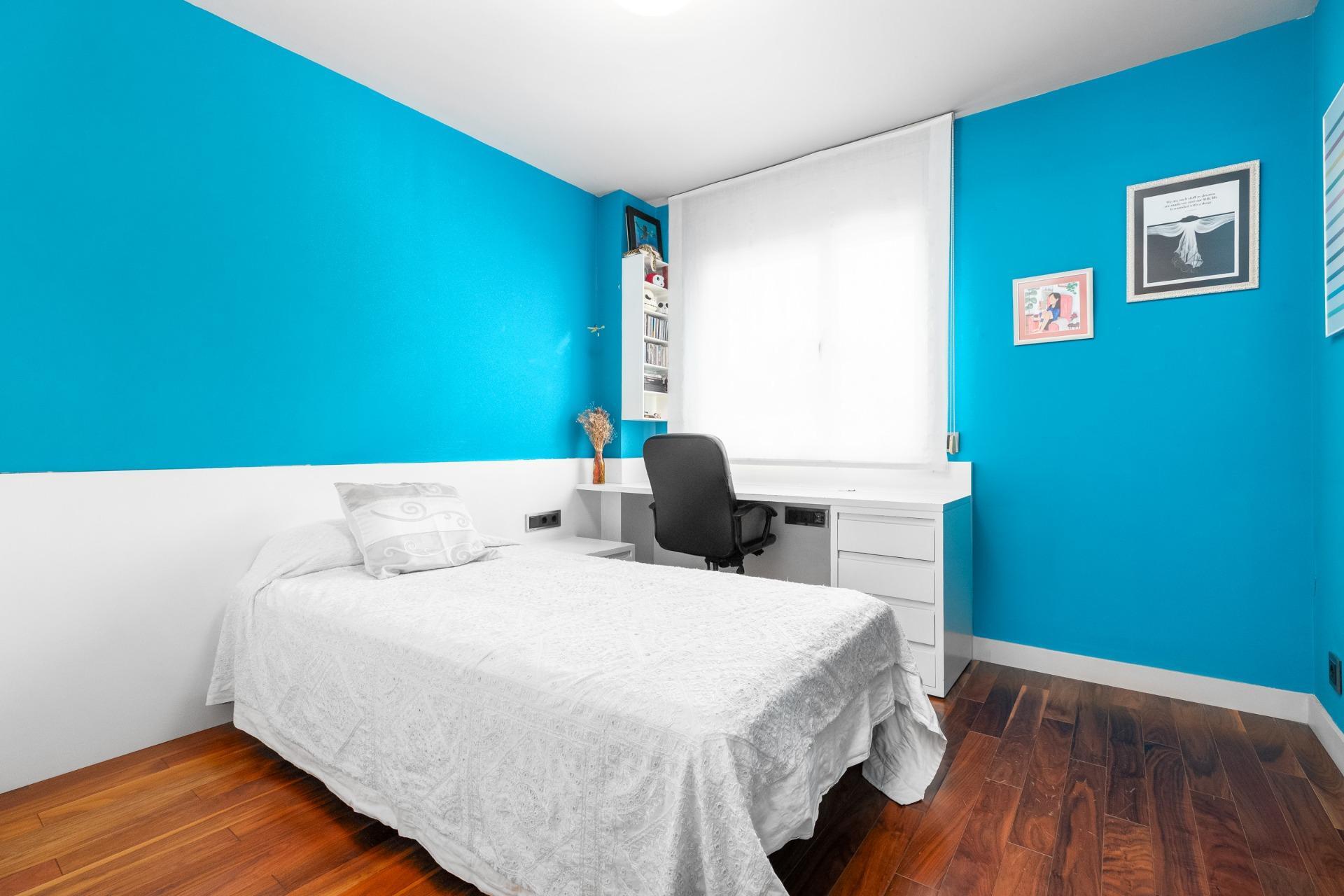 CASA CON PISCINA Y ZONA VERDE COMUNITARIA  A 15 KM DE BARCELONA