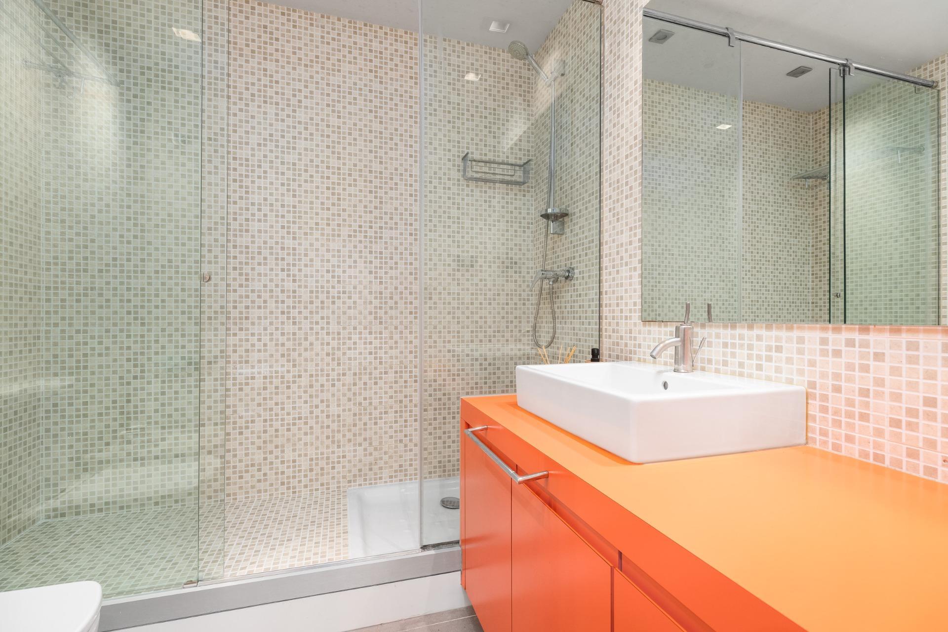 CASA CON PISCINA Y ZONA VERDE COMUNITARIA  A 15 KM DE BARCELONA